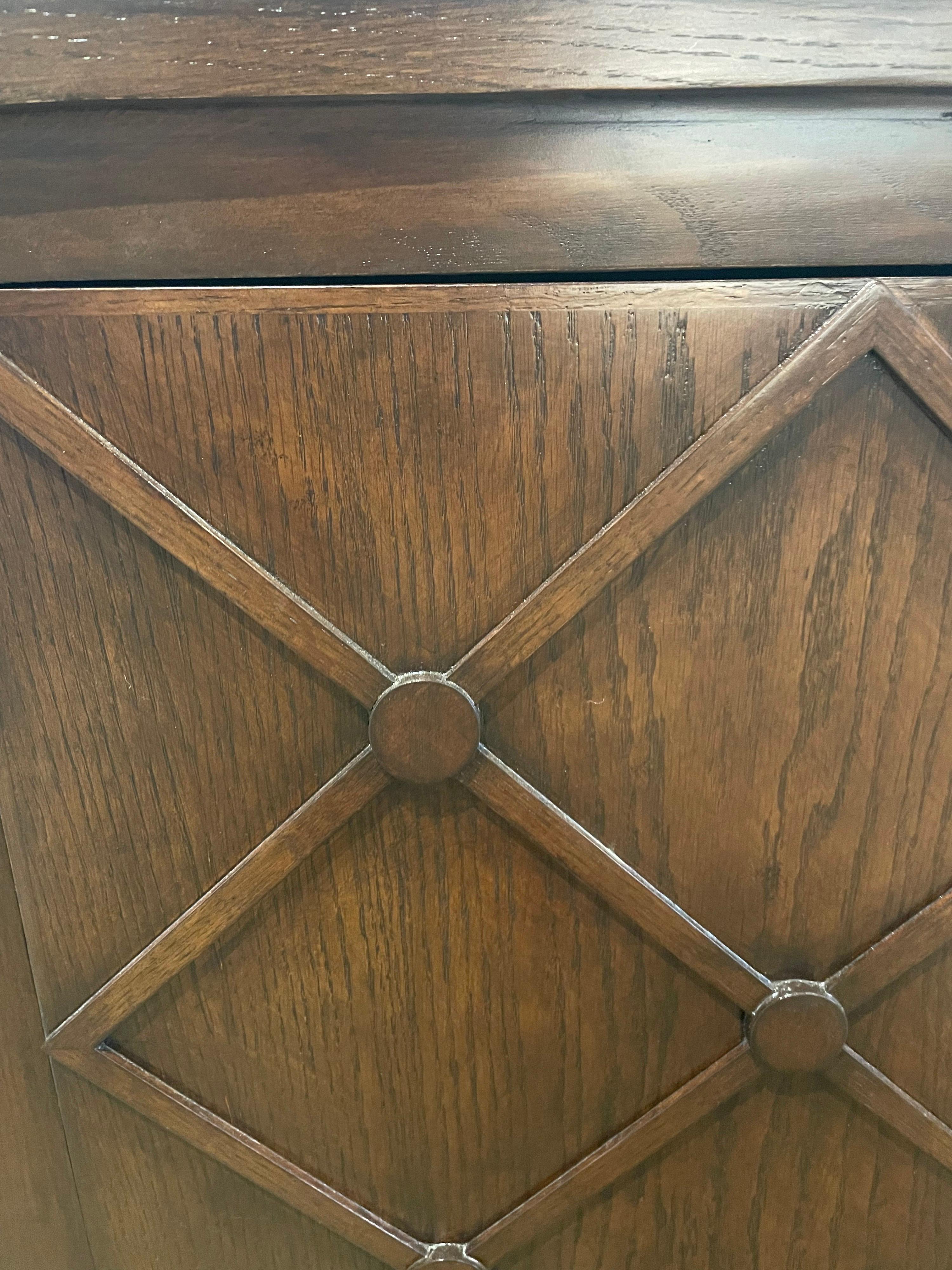 Credenza/armadio francese lungo di metà secolo con facciata a reticolo in vendita 3