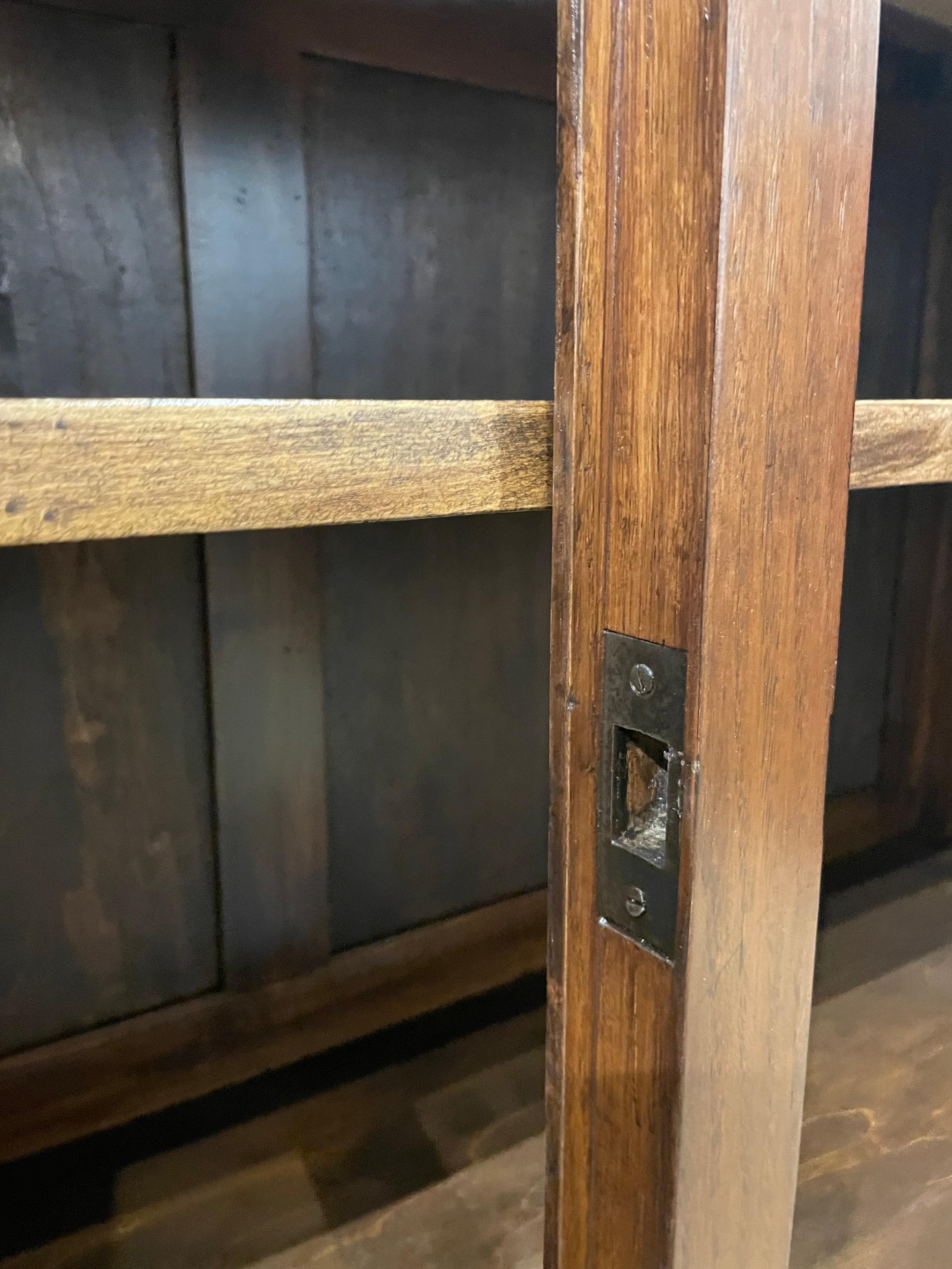 Credenza/armadio francese lungo di metà secolo con facciata a reticolo in vendita 6