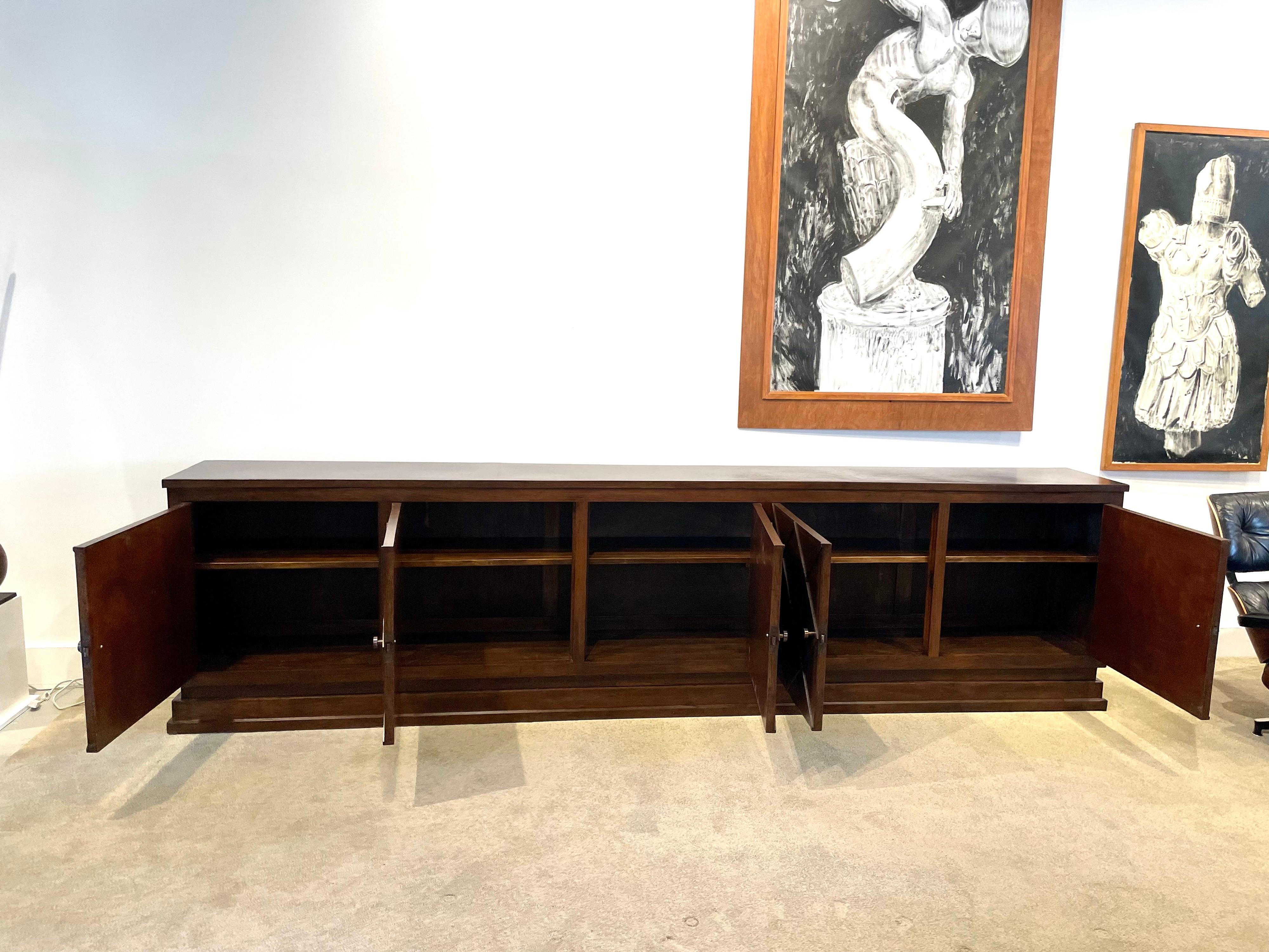 Mid-Century moderno Credenza/armadio francese lungo di metà secolo con facciata a reticolo in vendita