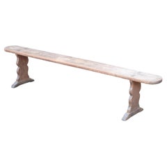 Long banc français en pin de style wabi-sabi avec des supports sculpturaux en tréteaux, vers 1900