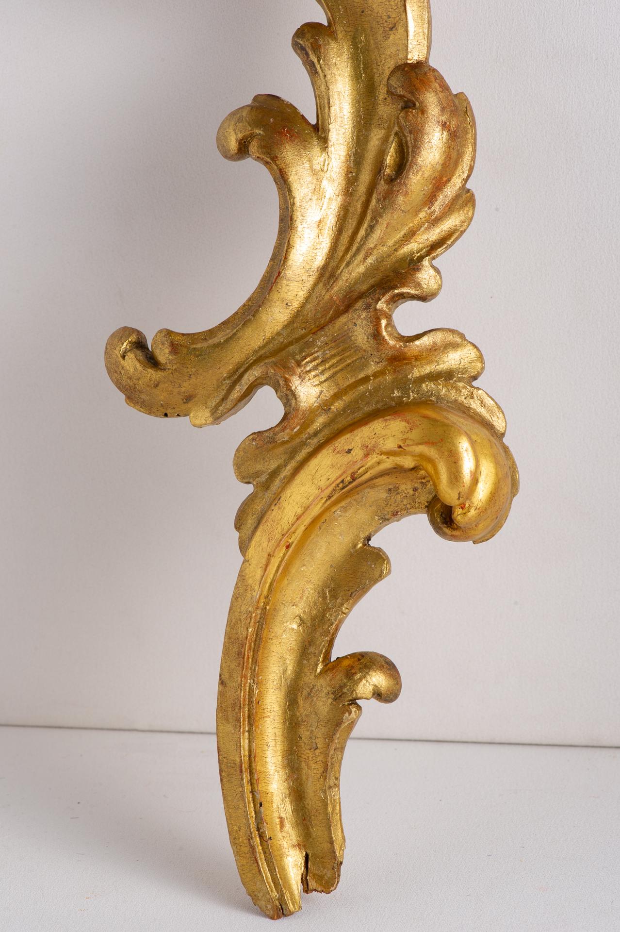 Italian Long Frieze in Gilded Wood For Sale