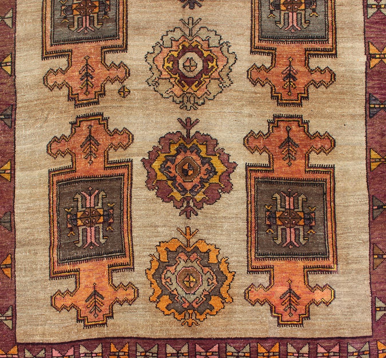 XX secolo Runner turco Long Gallery con disegno geometrico in tan, arancione, grigio e viola in vendita