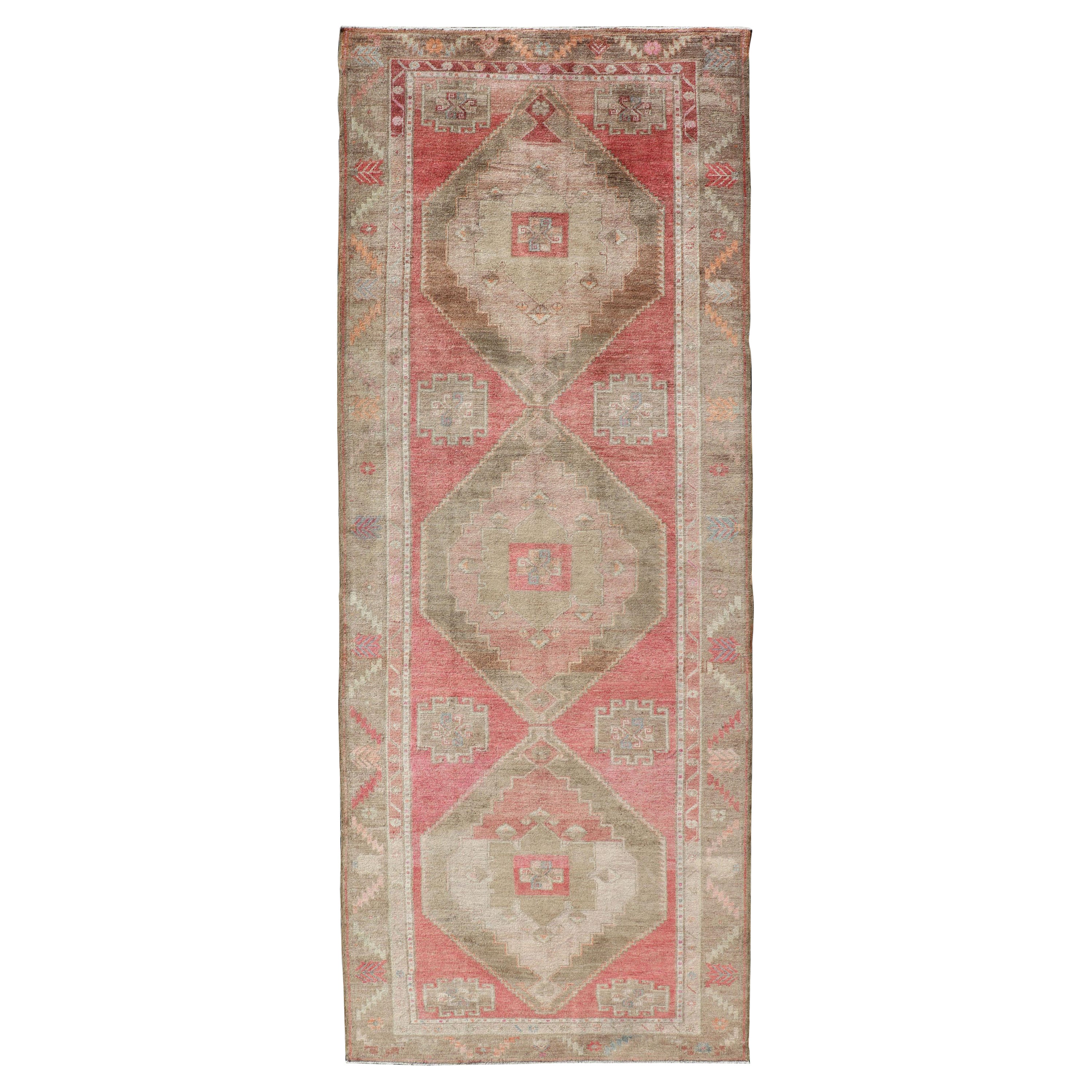 Long tapis de couloir turc vintage à motif médaillon en vert et rose en vente