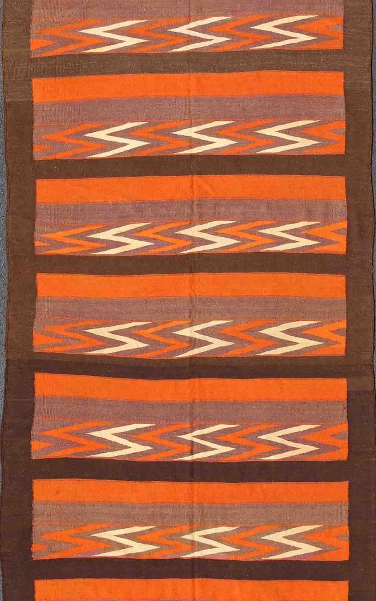 Turc Long tapis de couloir Kilim persan vintage en orange, marron, gris-gris en vente