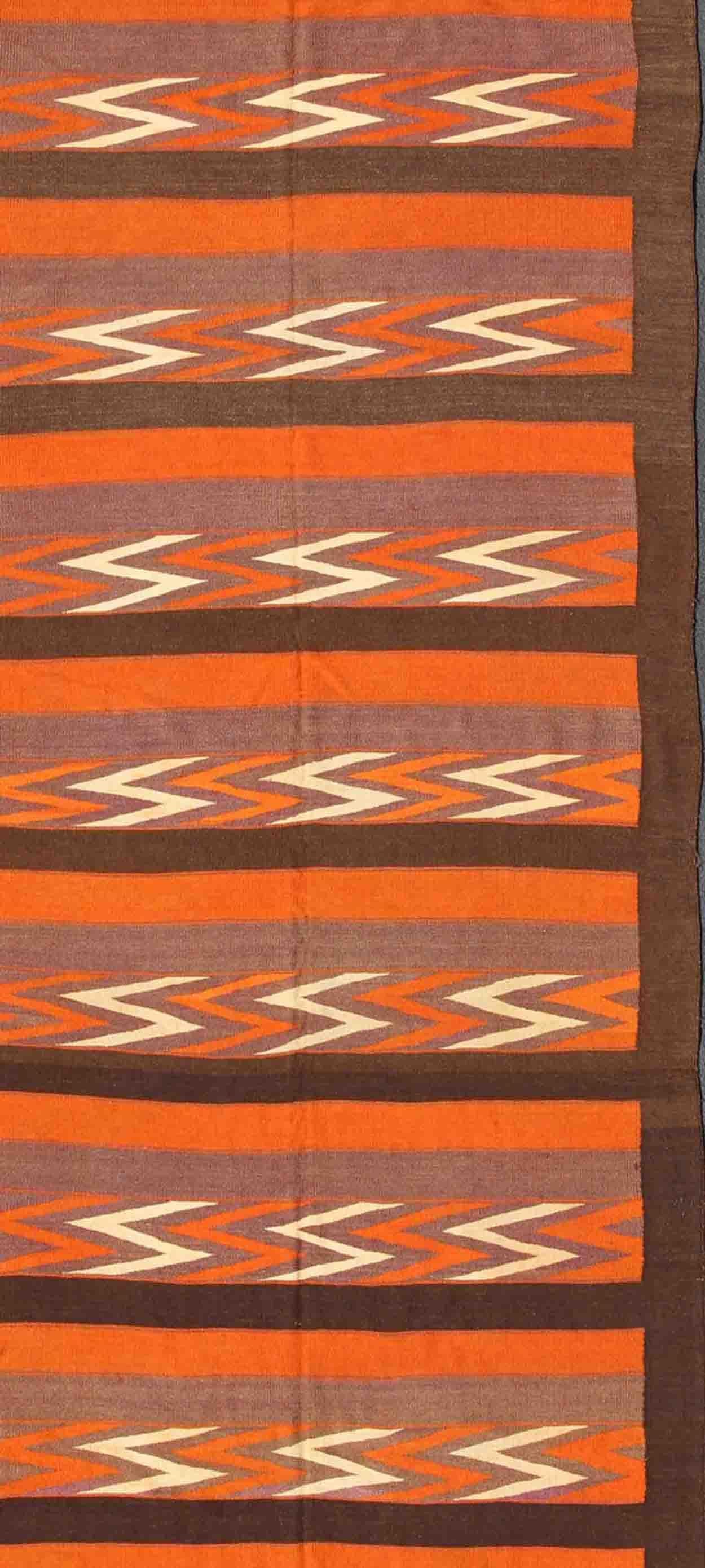 Tissé à la main Long tapis de couloir Kilim persan vintage en orange, marron, gris-gris en vente