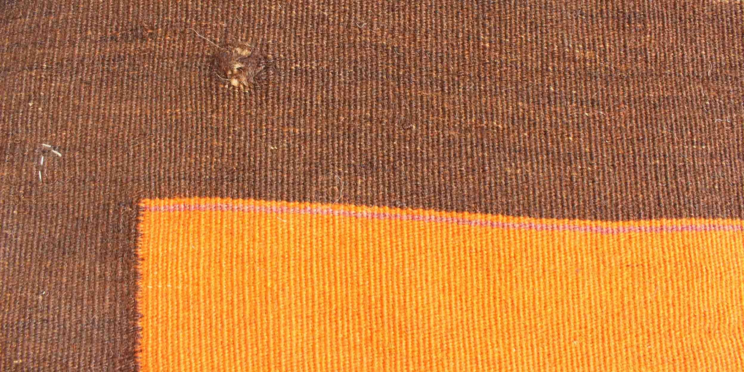 Milieu du XXe siècle Long tapis de couloir Kilim persan vintage en orange, marron, gris-gris en vente