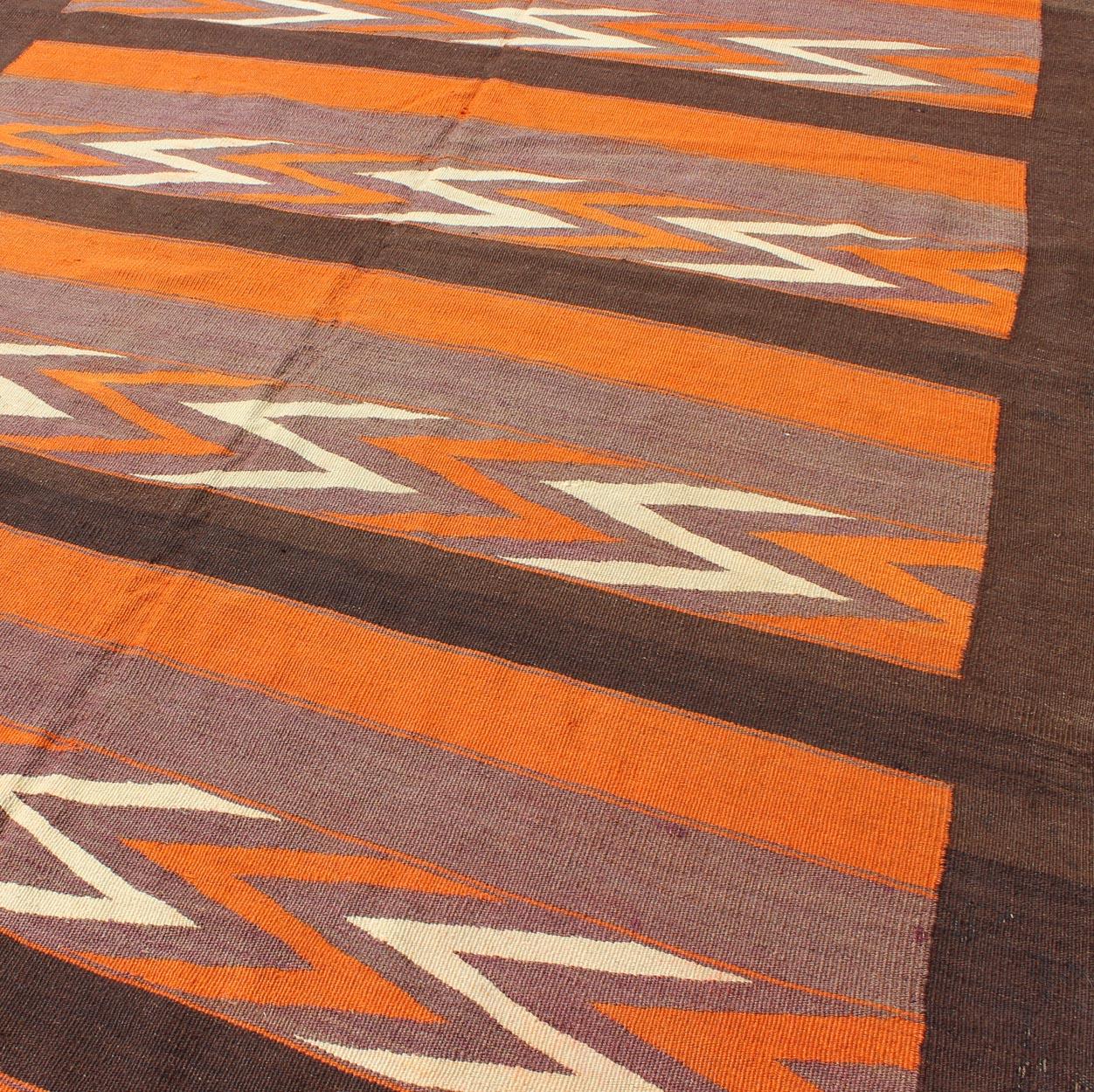 Long tapis de couloir Kilim persan vintage en orange, marron, gris-gris en vente 1