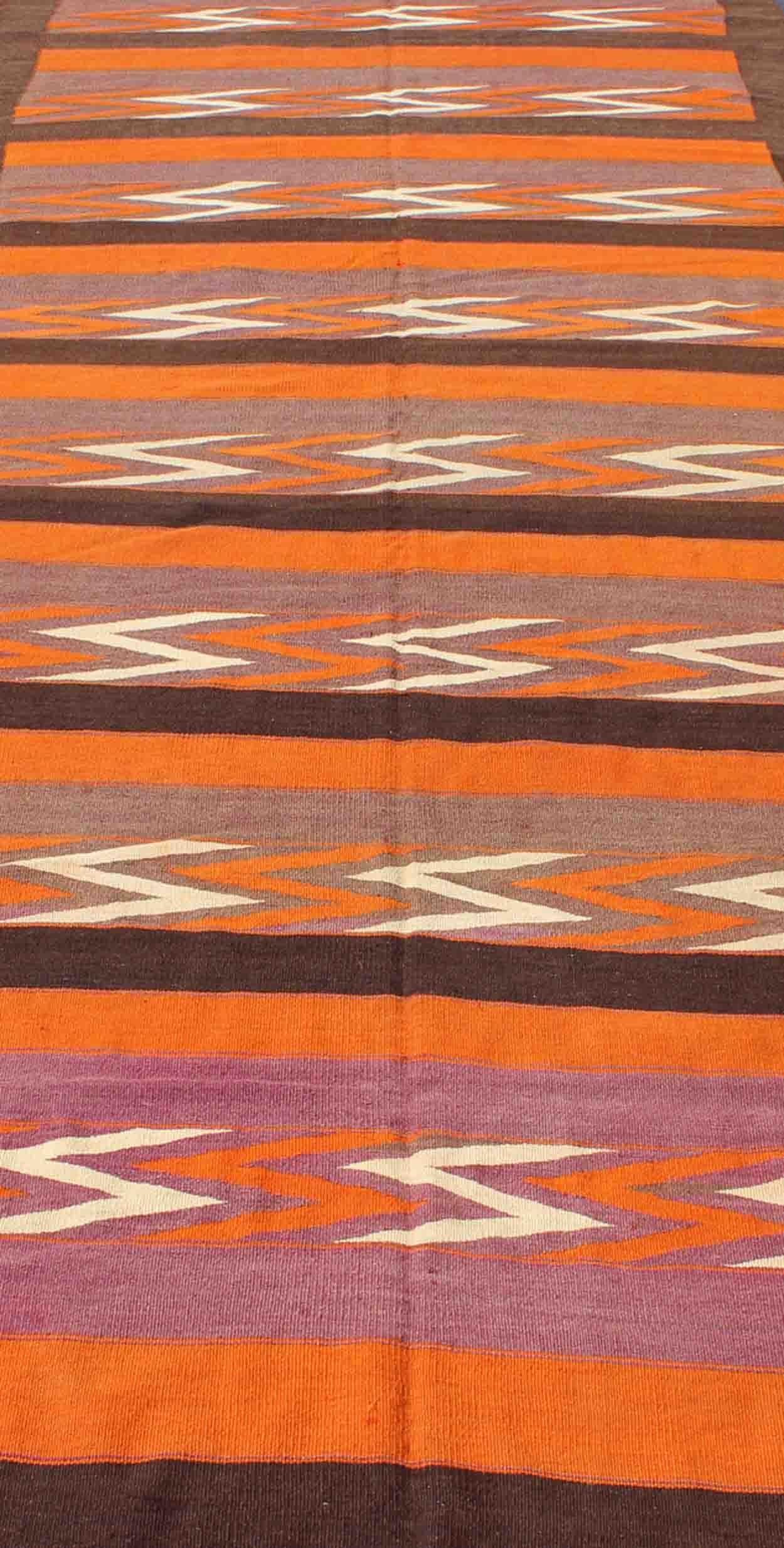 Long tapis de couloir Kilim persan vintage en orange, marron, gris-gris en vente 2