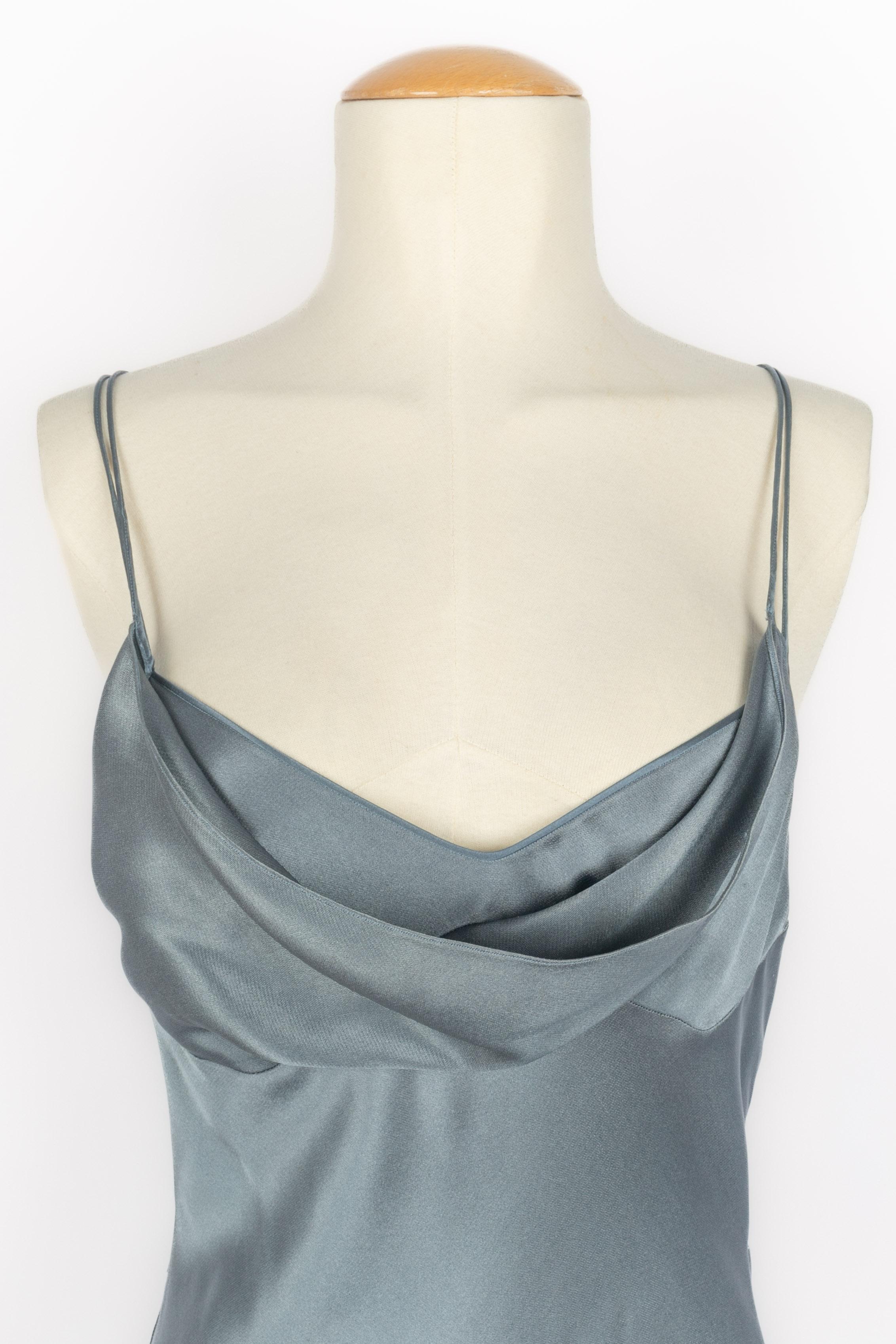 GALLIANO - (Made in France) Abito lungo in raso blu-grigio. Mancano le etichette della composizione e della taglia; veste una taglia 36FR.

Condizioni:
Buono stato

Dimensioni:
Petto: 42 cm - Vita: 45 cm - Lunghezza: 200 cm

SKU: VR400