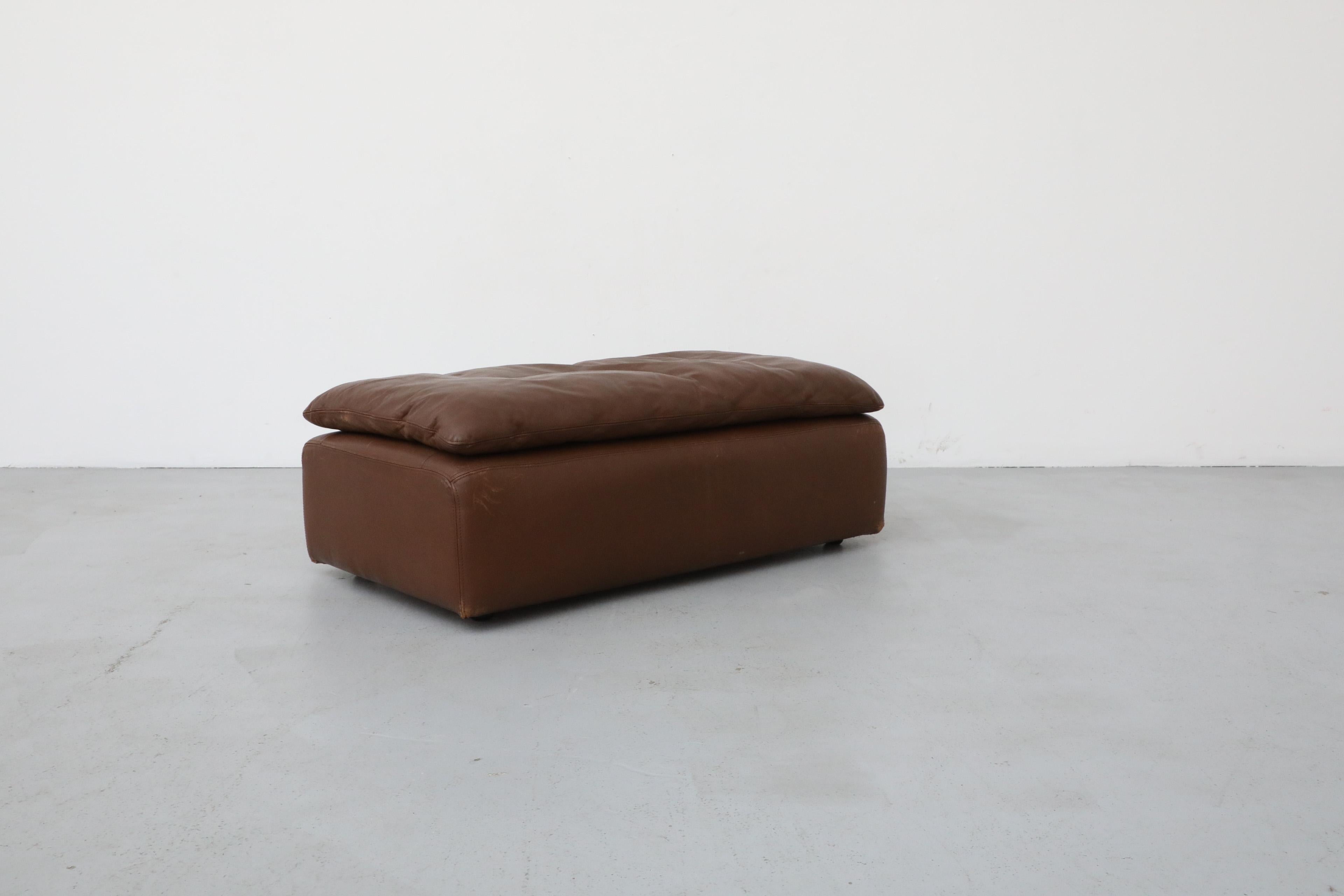 Gelderland Ottoman extra long en cuir chocolat avec coussin supérieur Bon état - En vente à Los Angeles, CA