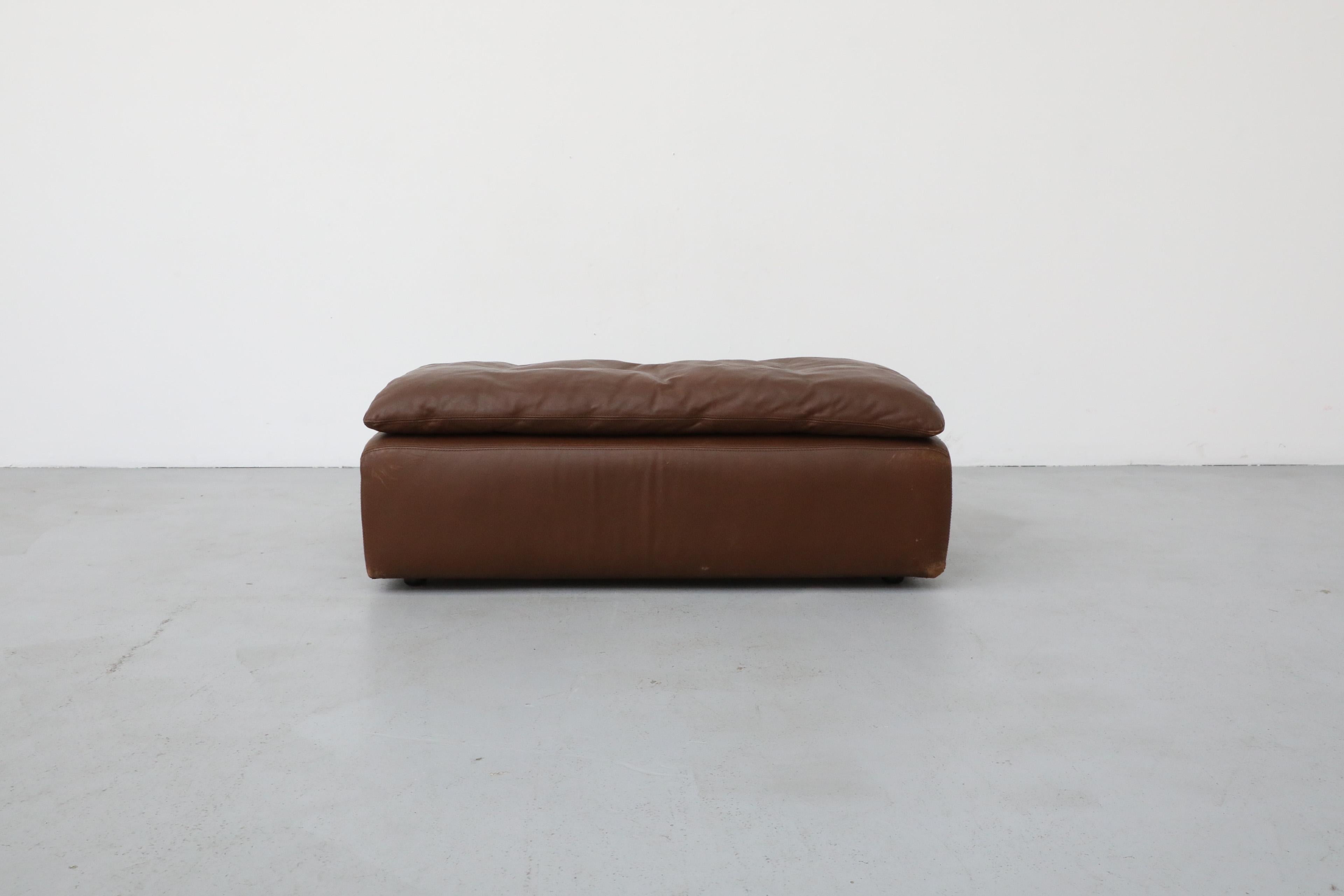 20ième siècle Gelderland Ottoman extra long en cuir chocolat avec coussin supérieur en vente