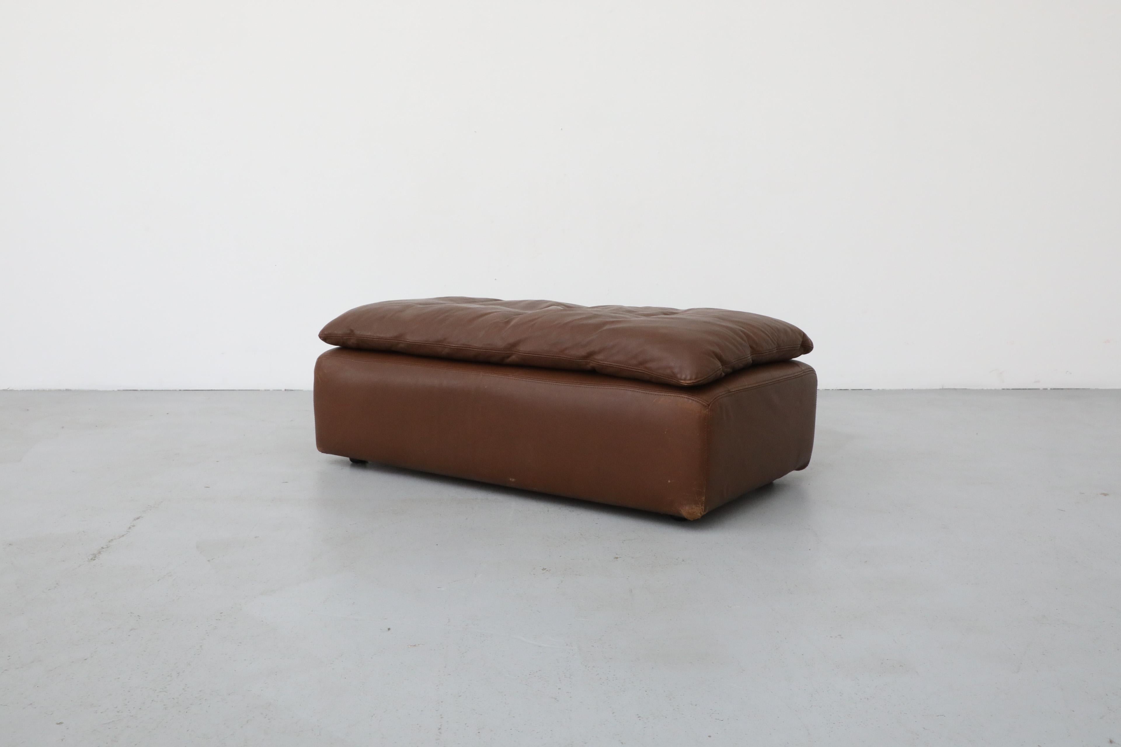 Cuir Gelderland Ottoman extra long en cuir chocolat avec coussin supérieur en vente