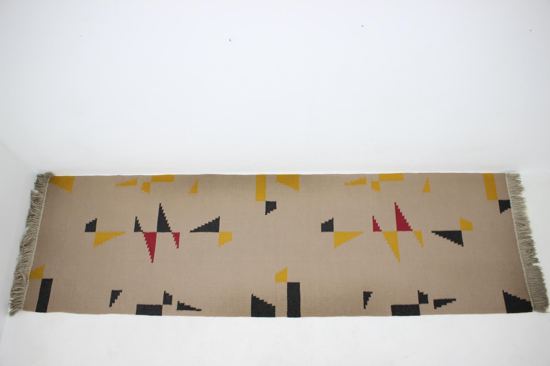 Long Geometric Abstract Wool Kilim Carpet/Rug in Style of Antonin Kybal, 1950s In Good Condition For Sale In Praha, CZ