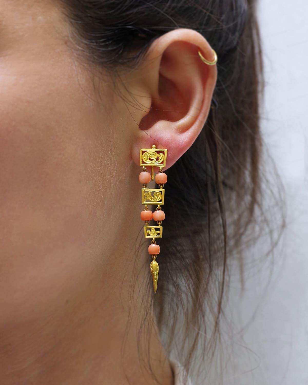 Long Georgian Italian earrings 18k gold, Etruscan revival antique pendants In Good Condition In PARIS, FR