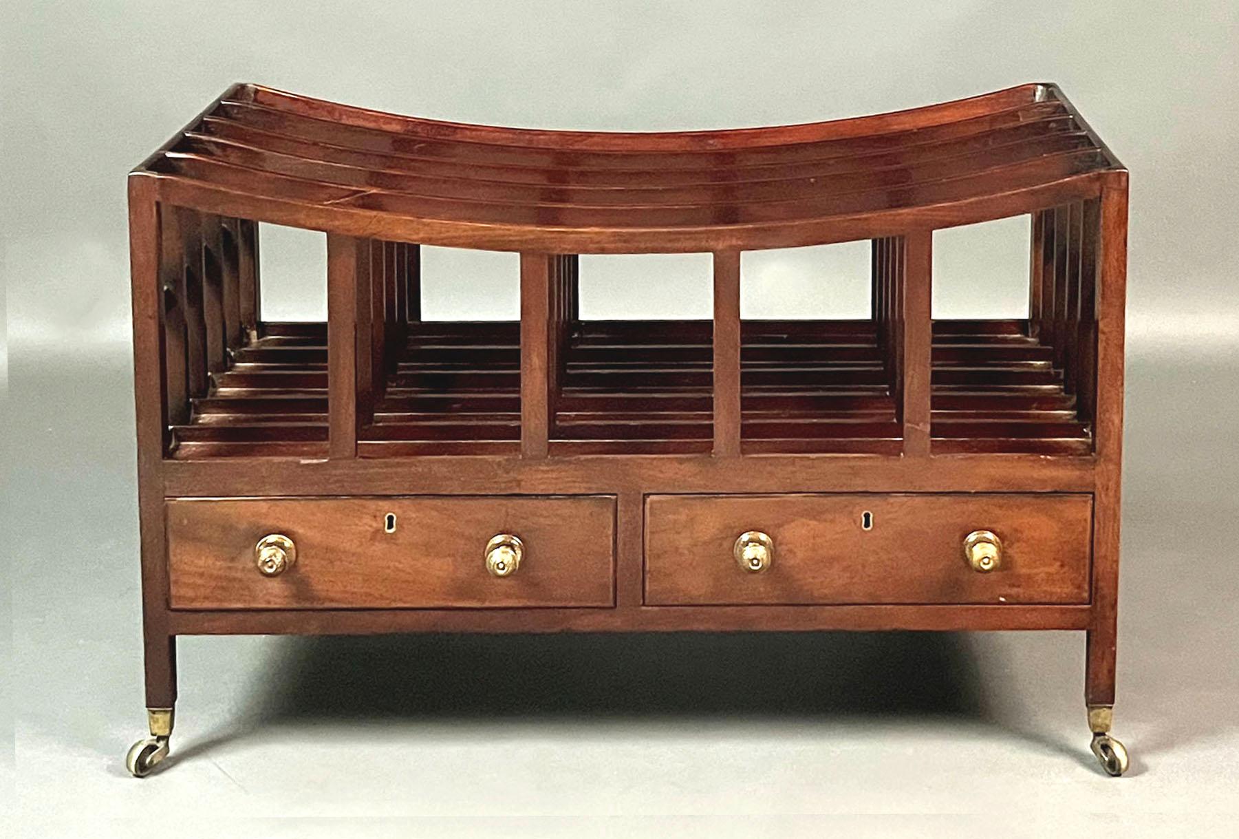 Georgian Sheraton Canterbury
Canterbury de época Jorge III Sheraton de un raro tamaño grande; en caoba figurada descolorida con encordado de ébano alrededor de los cajones, los cajones forrados de caoba y con sus pomos y cerraduras dorados