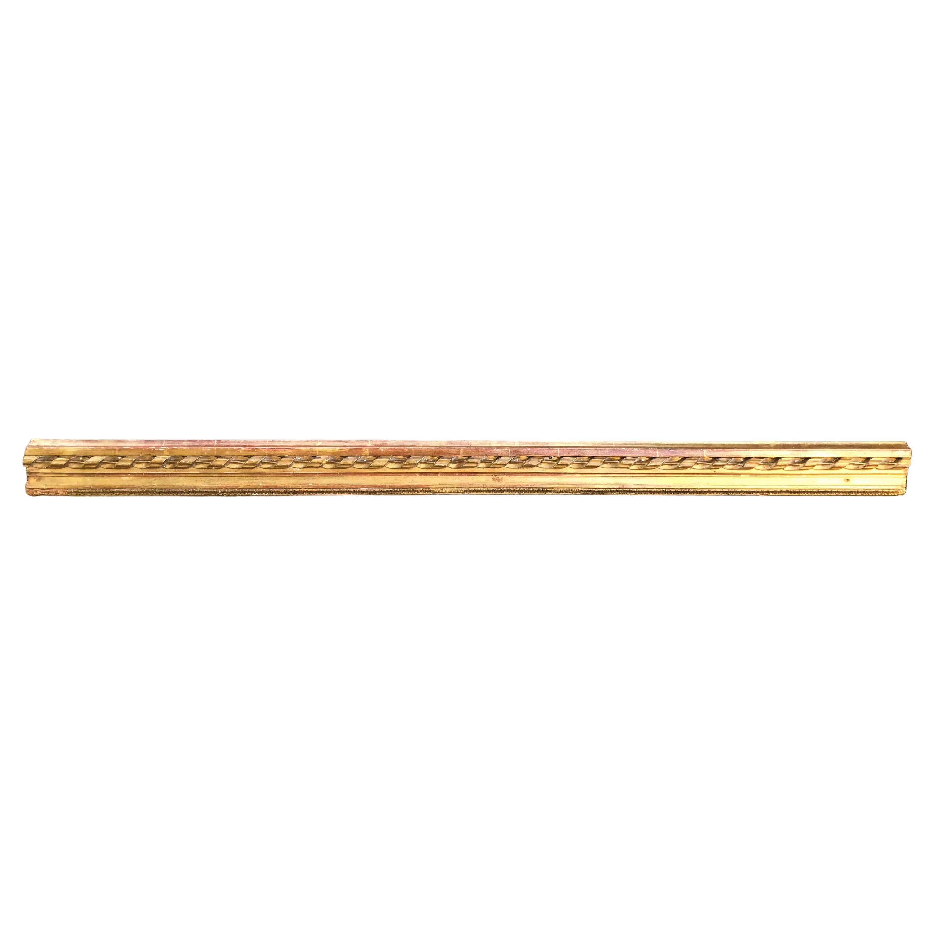 Fragment de dentille en bois doré long et tourné en vente