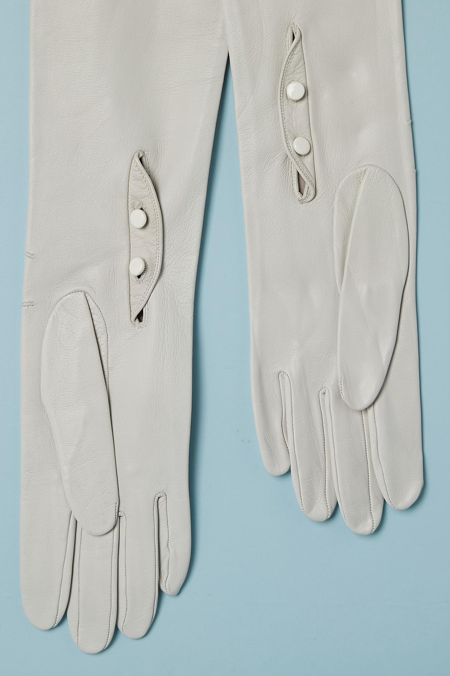 Lange Handschuhe aus cremefarbenem, weichem Leder mit Knöpfen, Knopfloch und Ledermarke. 
Länge : 60 cm 
NEU