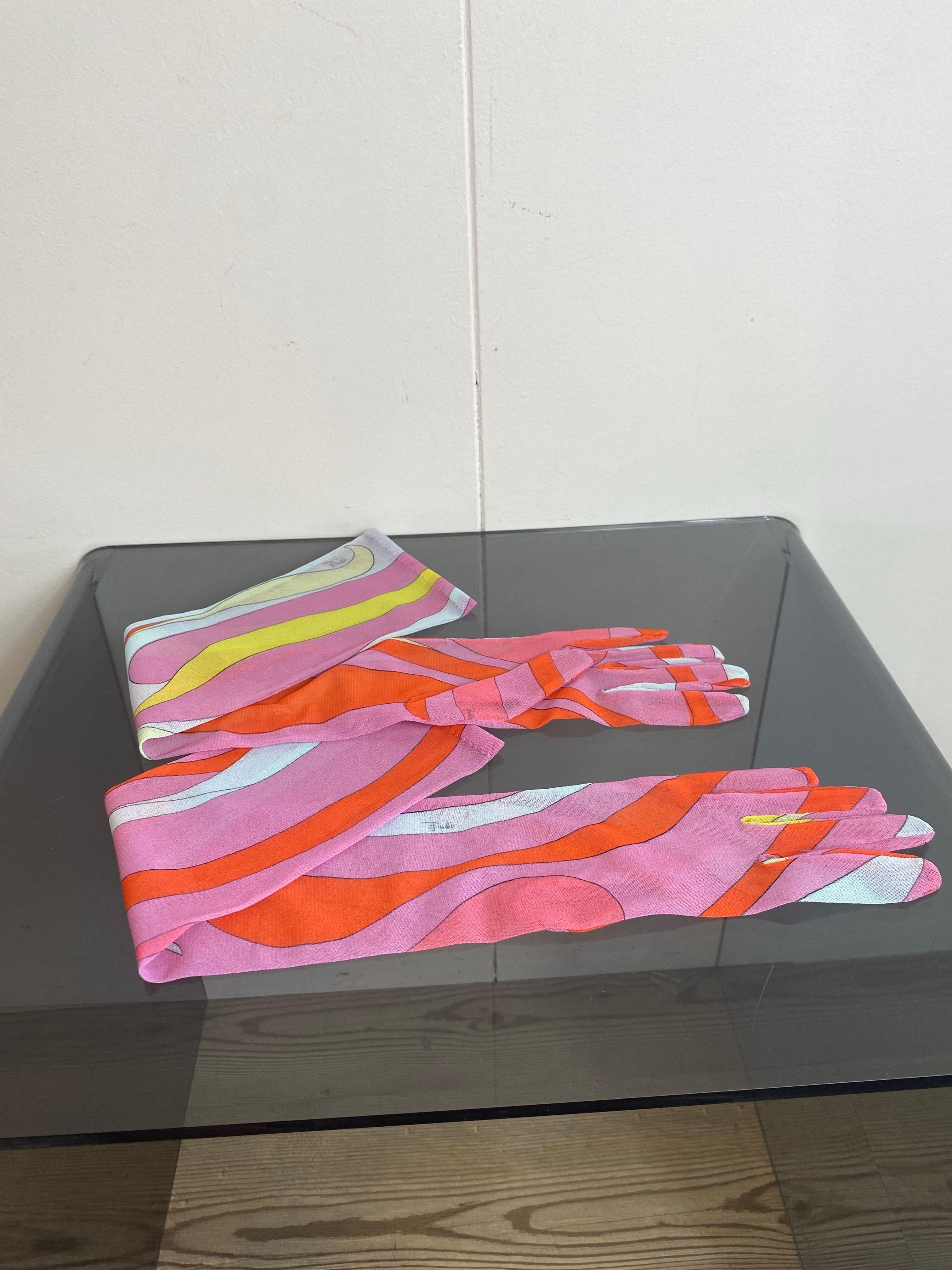 Long gloves with pink details Emilio Pucci.
It is elastic
Length 52 cm.
Cuff 8 cm.
Excellent condition, shows signs of use and defects as shown in the photos.
