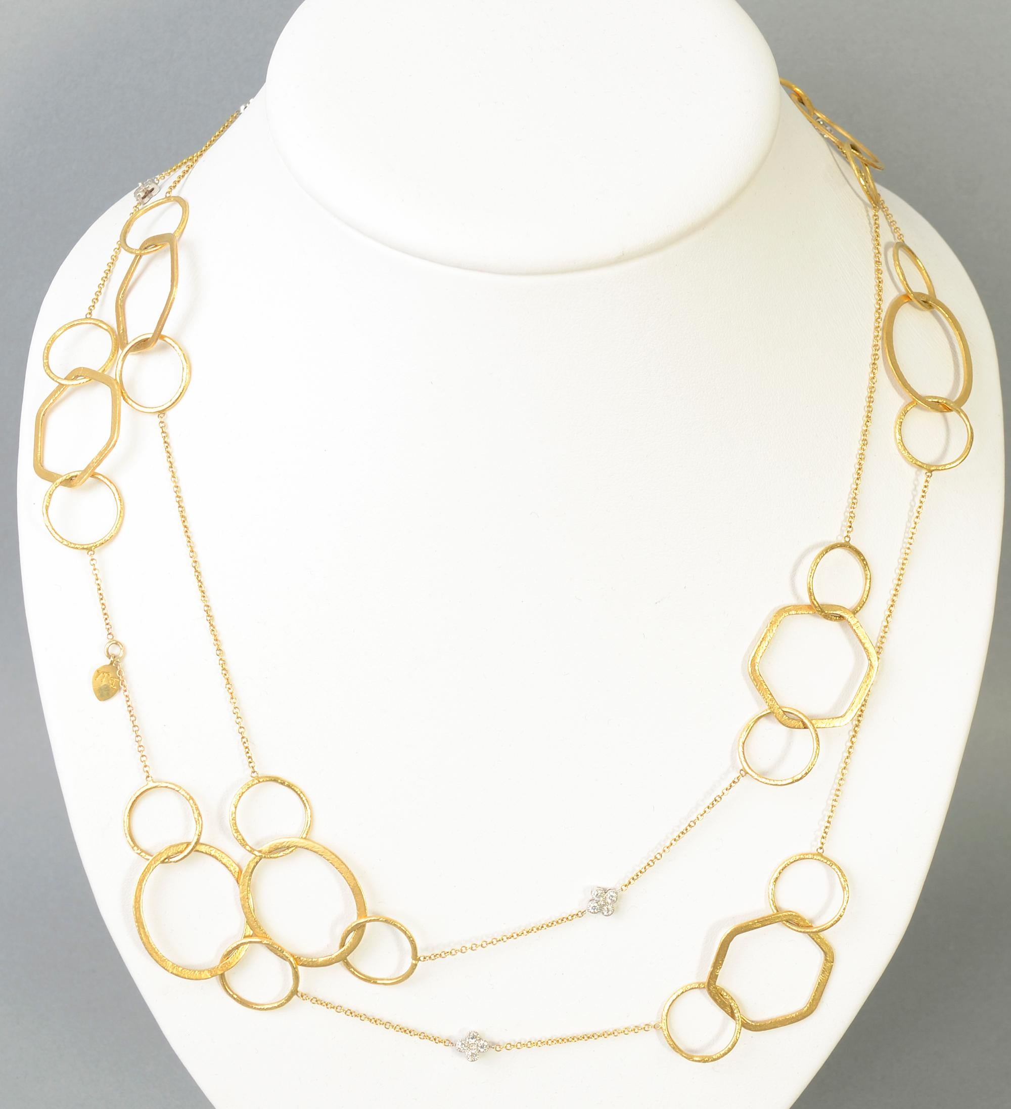 Interessante e insolita collana a catena d'oro lunga con diamanti. Le maglie sono rotonde, ovali ed esagonali. Ha 6 grappoli di quattro diamanti ciascuno. La collana è lunga 52 pollici e può essere indossata singolarmente o doppiamente. Non c'è una