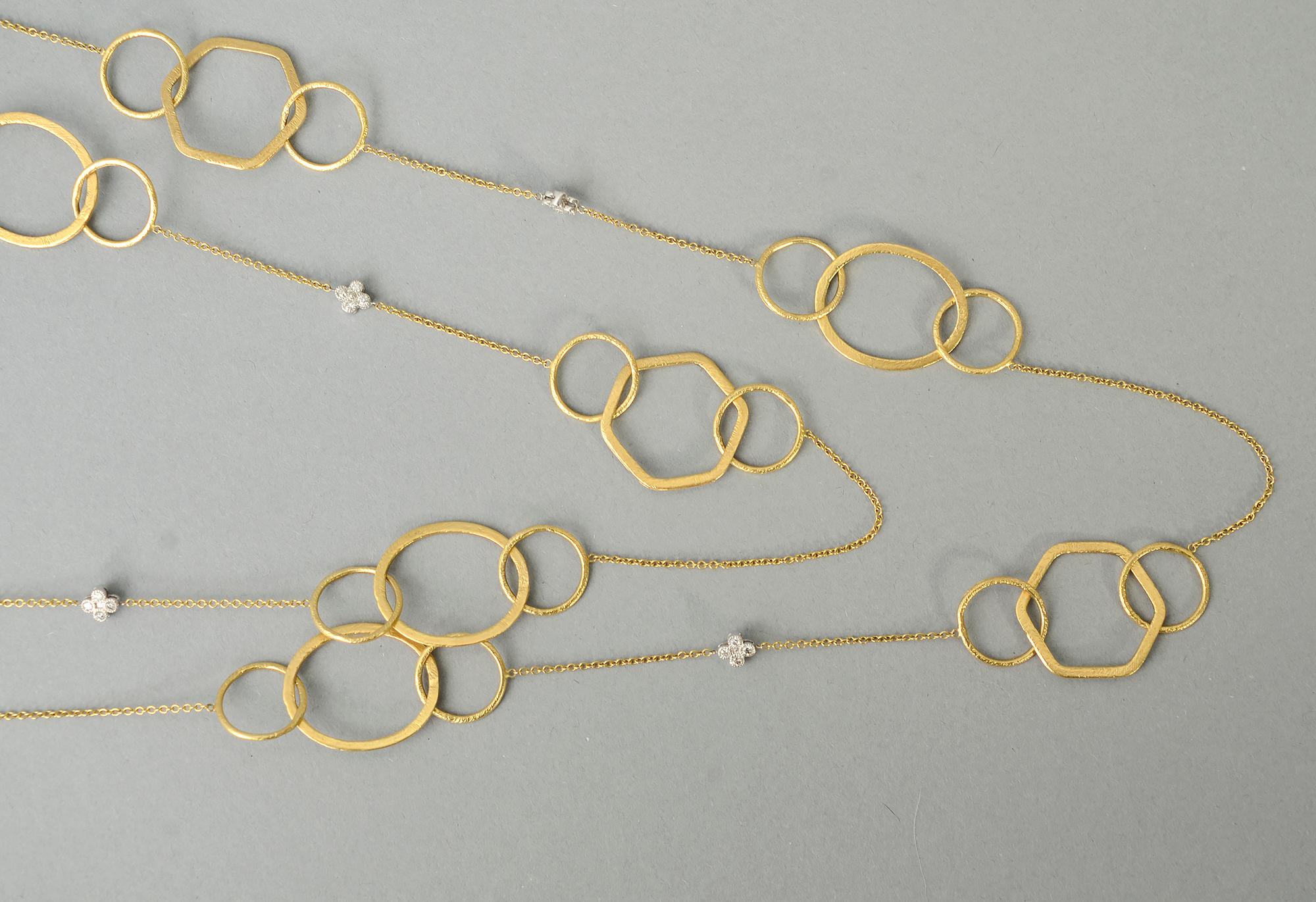Contemporaneo Collana lunga in oro e diamanti in vendita