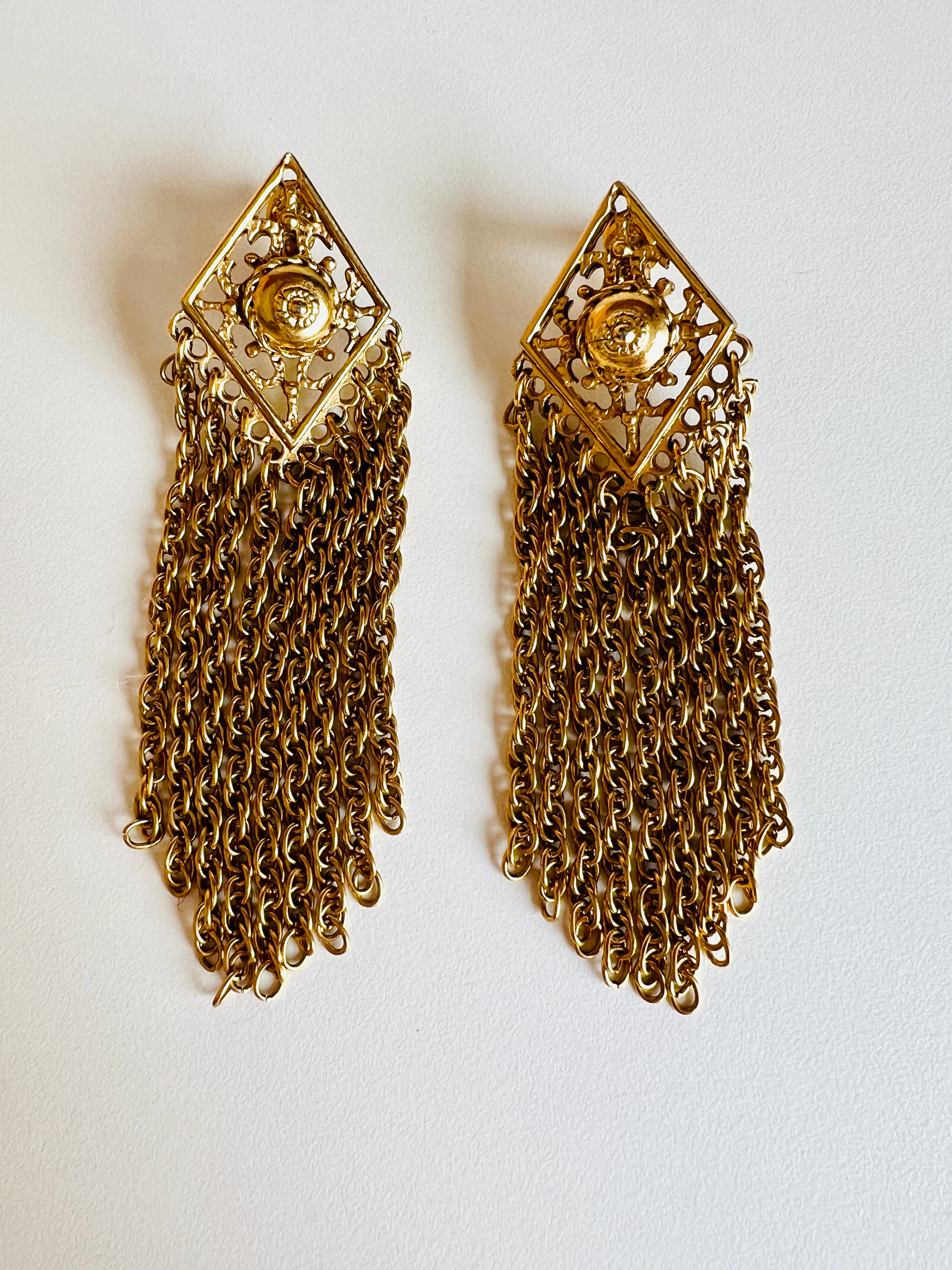 Long Gold Chain Tassel Dangle Clip on Earrings In Good Condition For Sale In Sausalito, CA