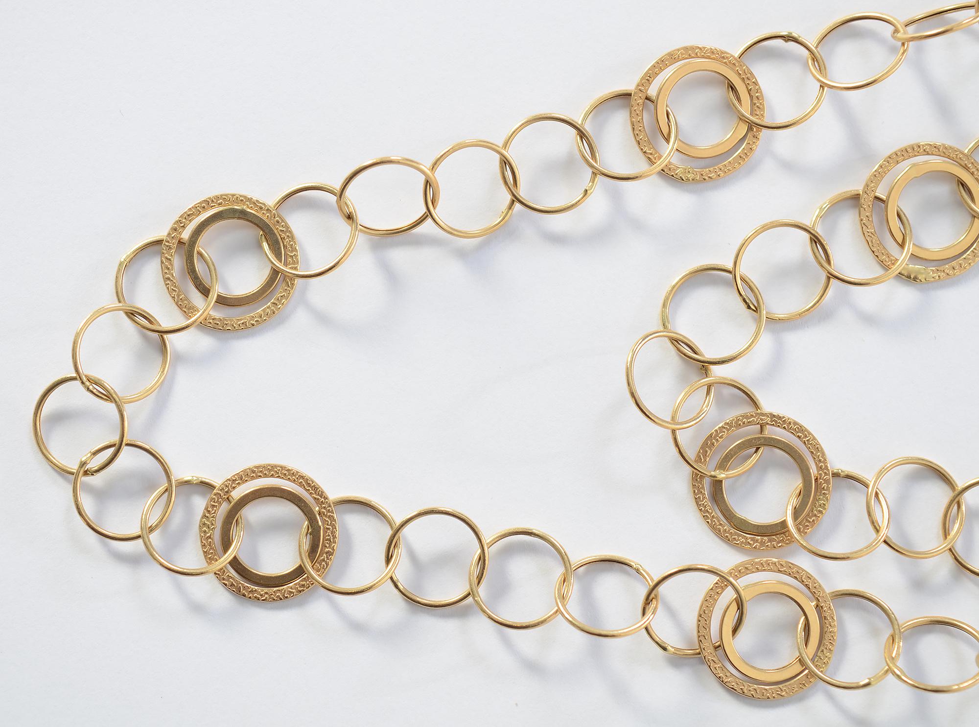 Lange goldene Kreise Halskette im Zustand „Hervorragend“ im Angebot in Darnestown, MD