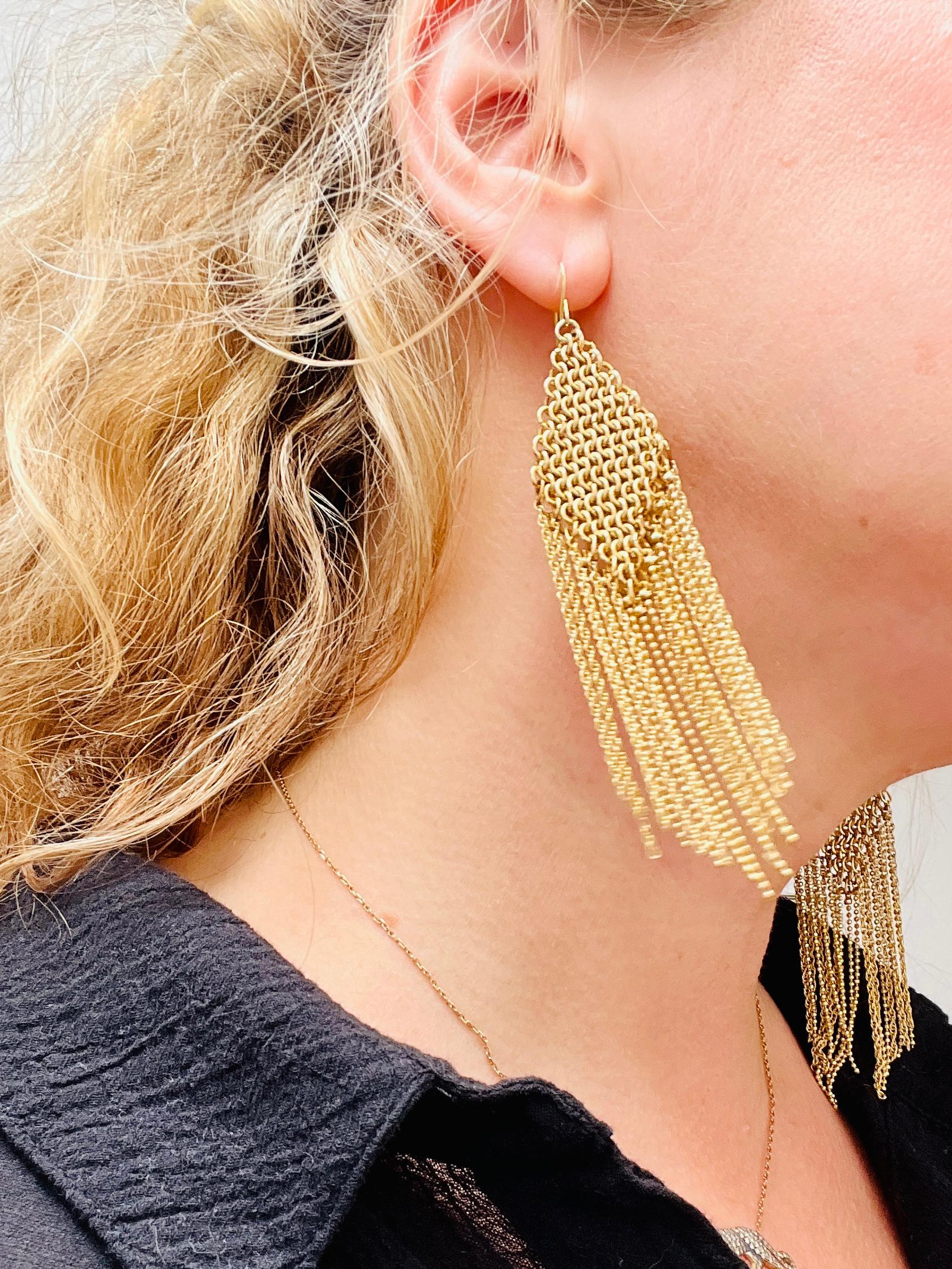 Lange goldene Maschenkette Quasten-Ohrringe im Zustand „Gut“ im Angebot in Sausalito, CA