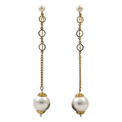 Orecchini lunghi con perle bianche finte placcate in oro con chiusura a vite