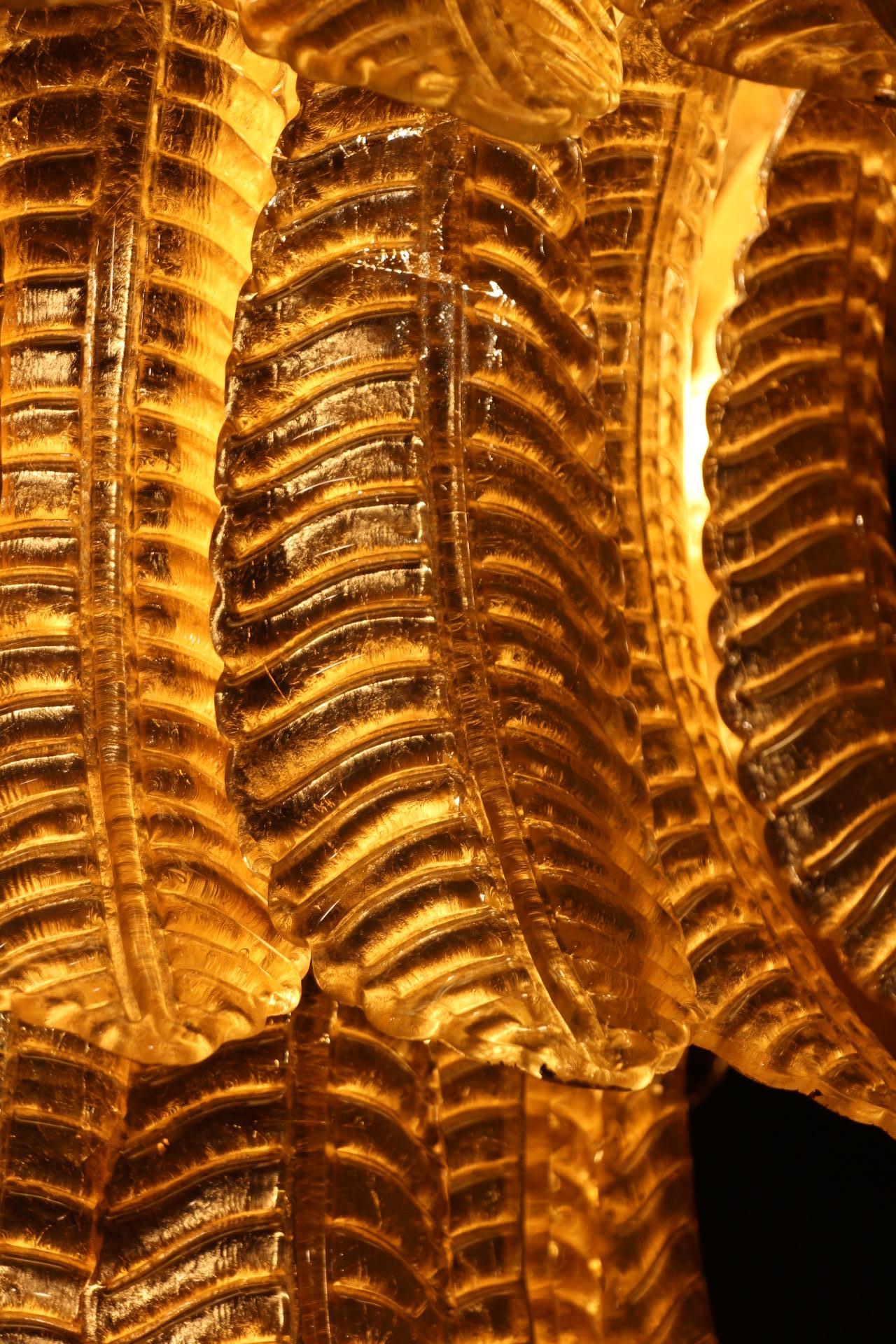 Araña larga de cristal de Murano dorado en forma de palmera en venta 6