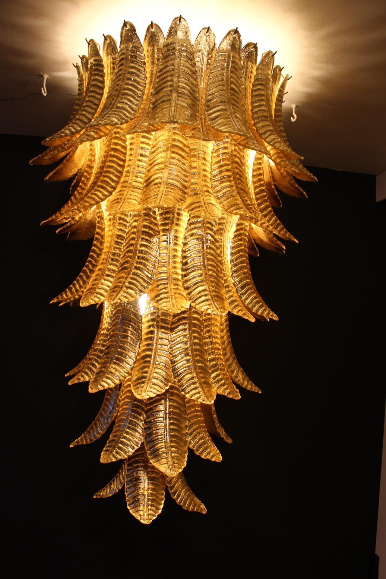 Araña larga de cristal de Murano dorado en forma de palmera en venta 7
