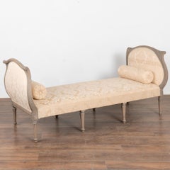 Banqueta larga gris de estilo Gustaviano, Suecia circa 1860-80