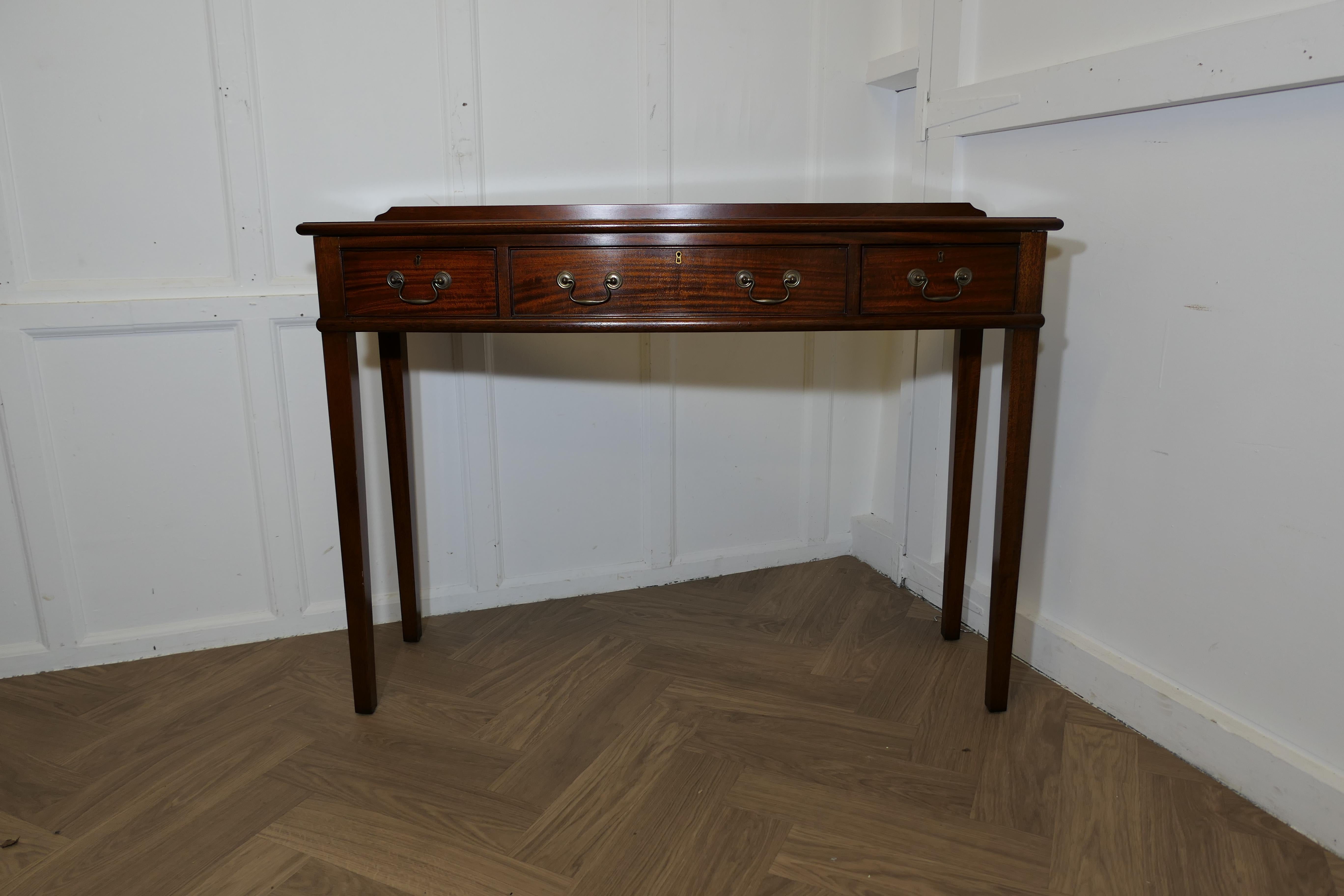 Long Hall Table, Serving Table

Il s'agit d'une pièce très attrayante, fabriquée en sapelli.  L'acajou présente un grain et une patine très attrayants. Le bord avant est orné d'une bordure incrustée de noyer.
La table repose sur d'élégants pieds