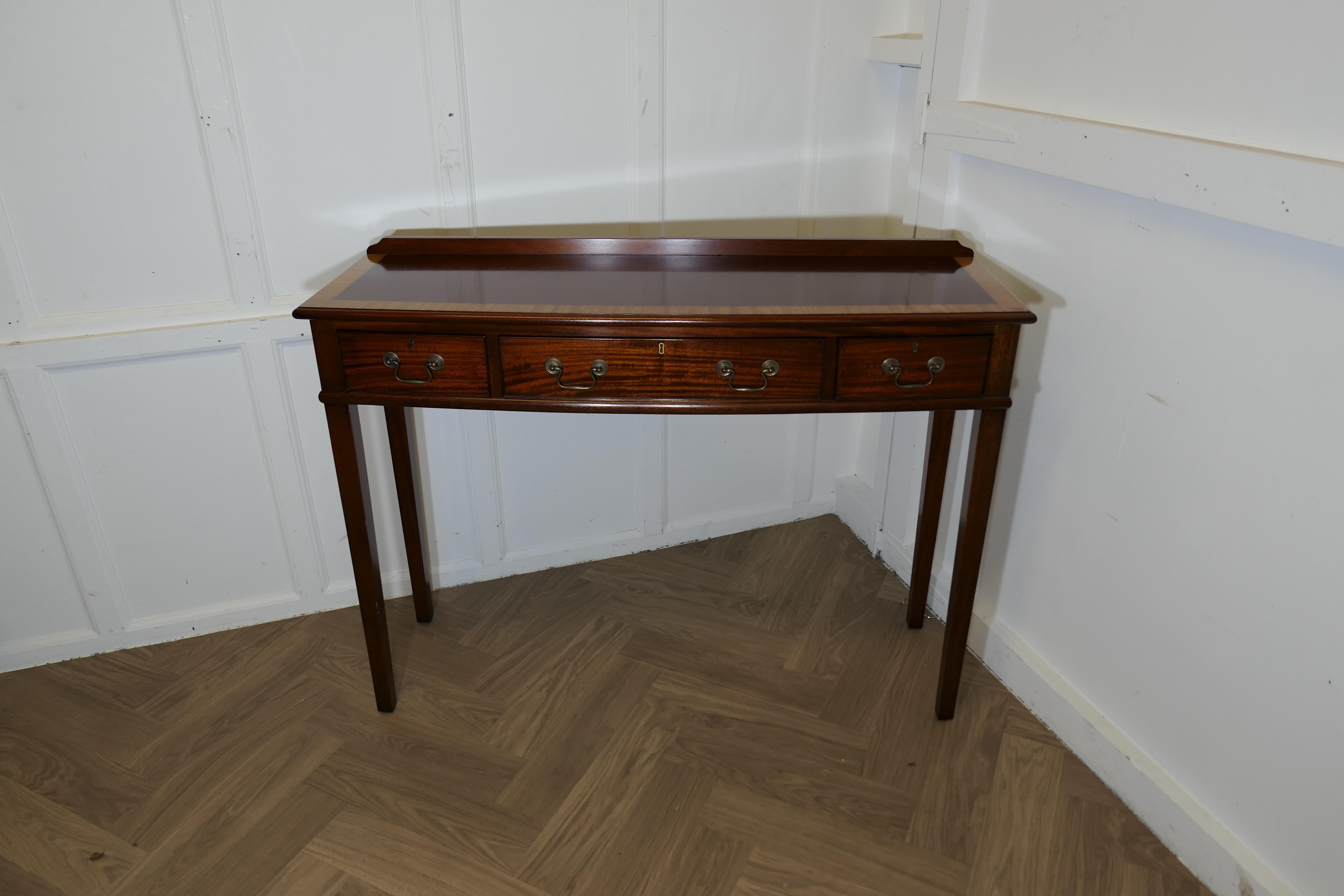 Style Adam Long Hall Table, Serving Table  C'est une pièce très attrayante en vente