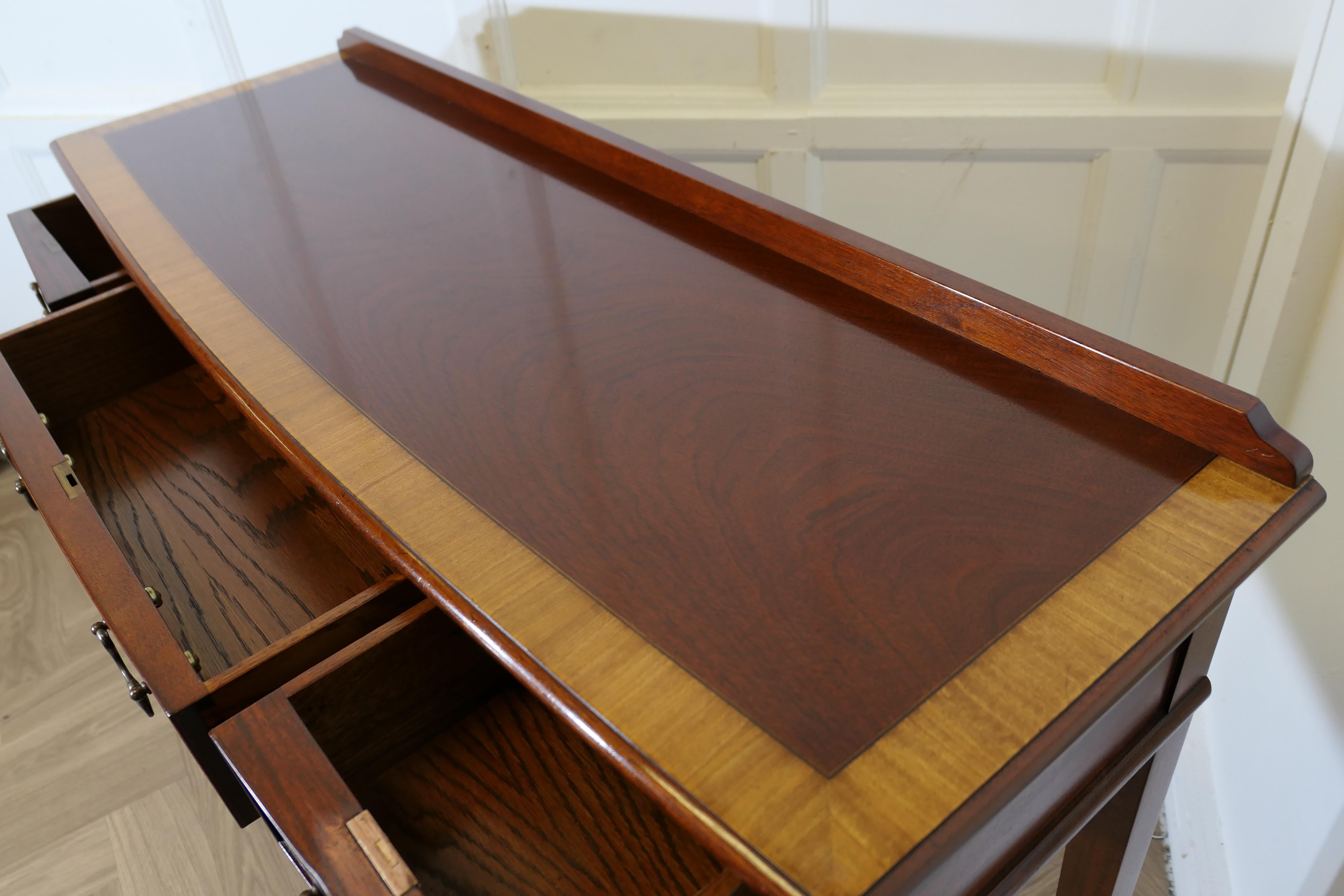 Long Hall Table, Serving Table  C'est une pièce très attrayante Bon état - En vente à Godshill, Isle of Wight