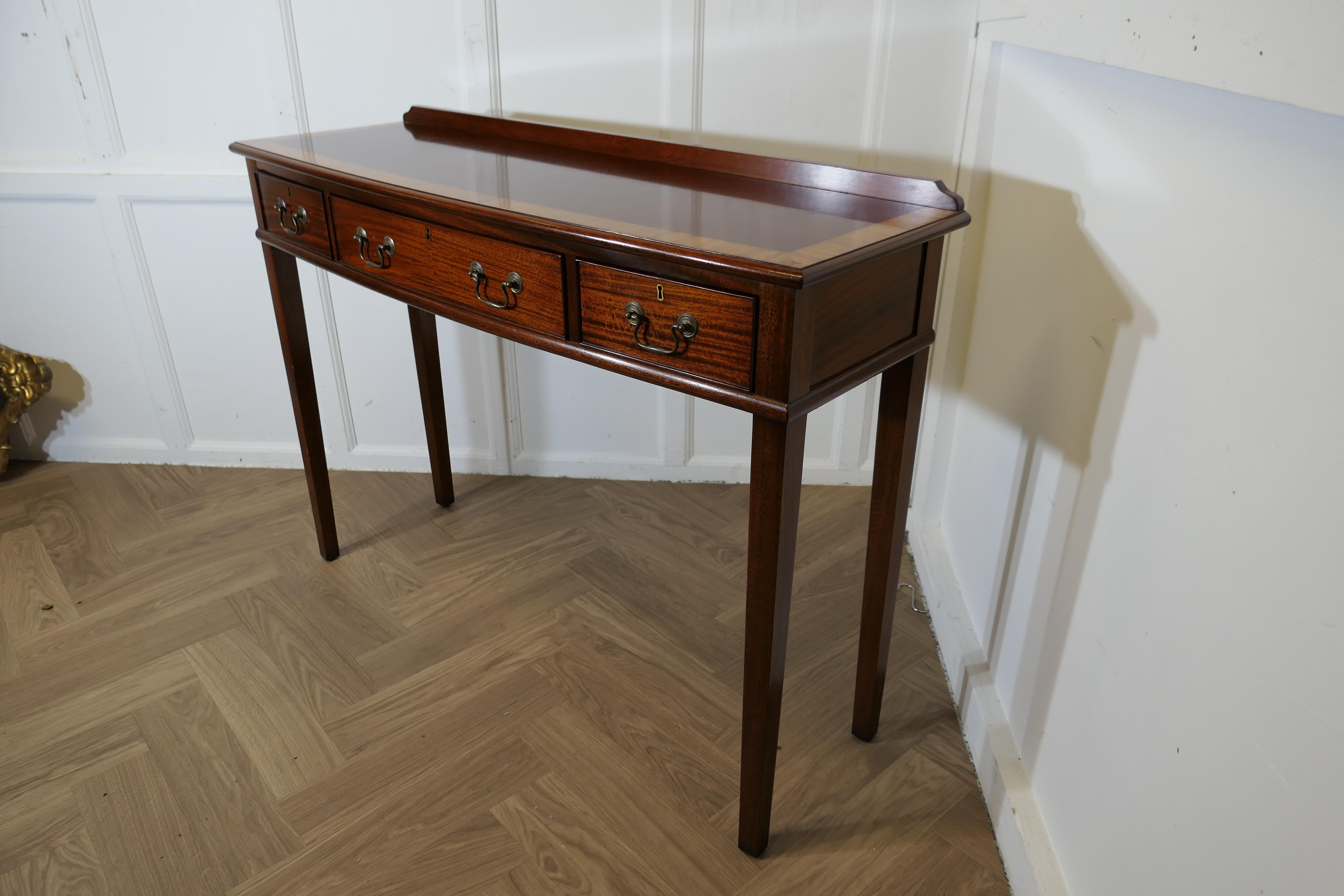 Fin du 20e siècle Long Hall Table, Serving Table  C'est une pièce très attrayante en vente