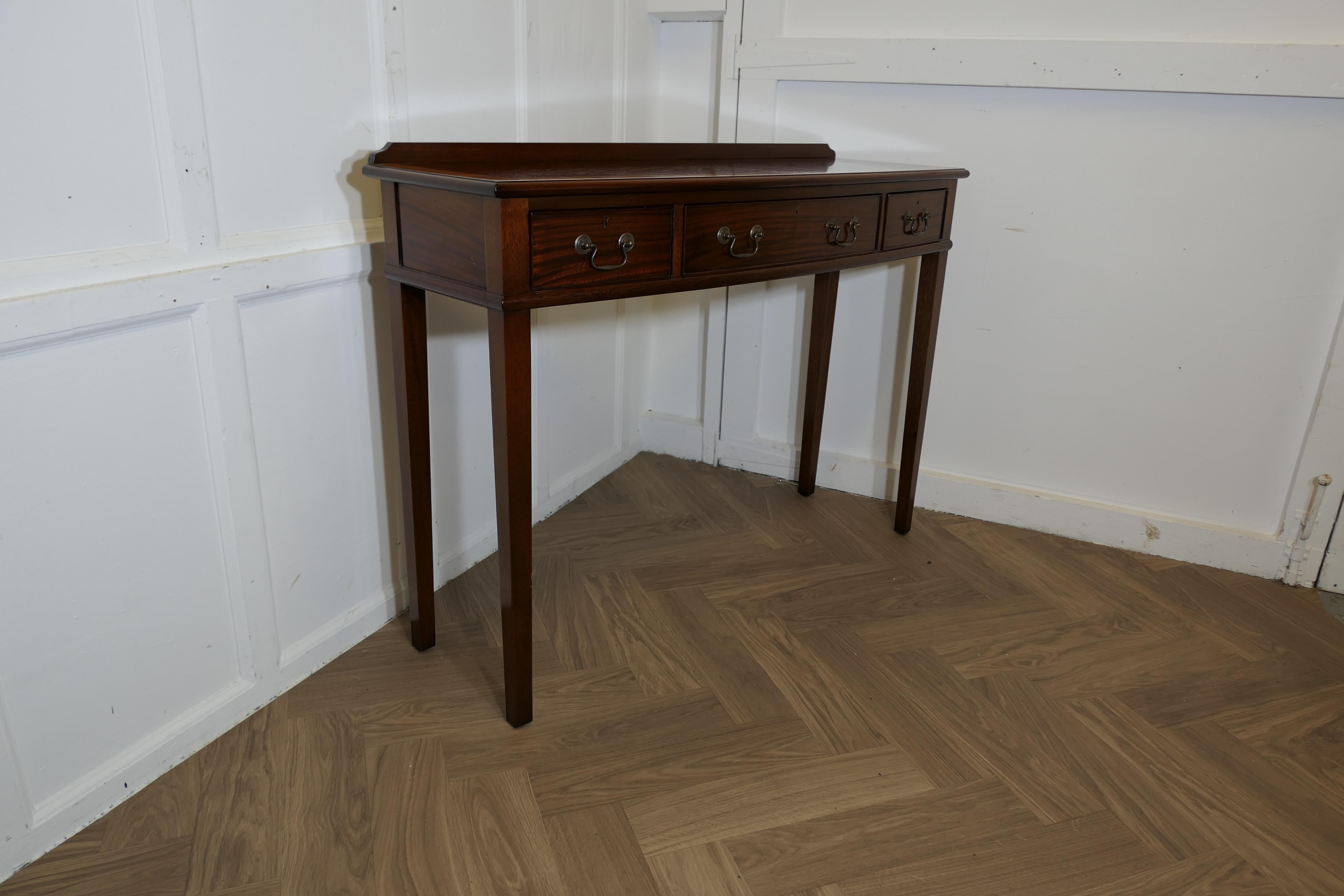 Sapelli Long Hall Table, Serving Table  C'est une pièce très attrayante en vente