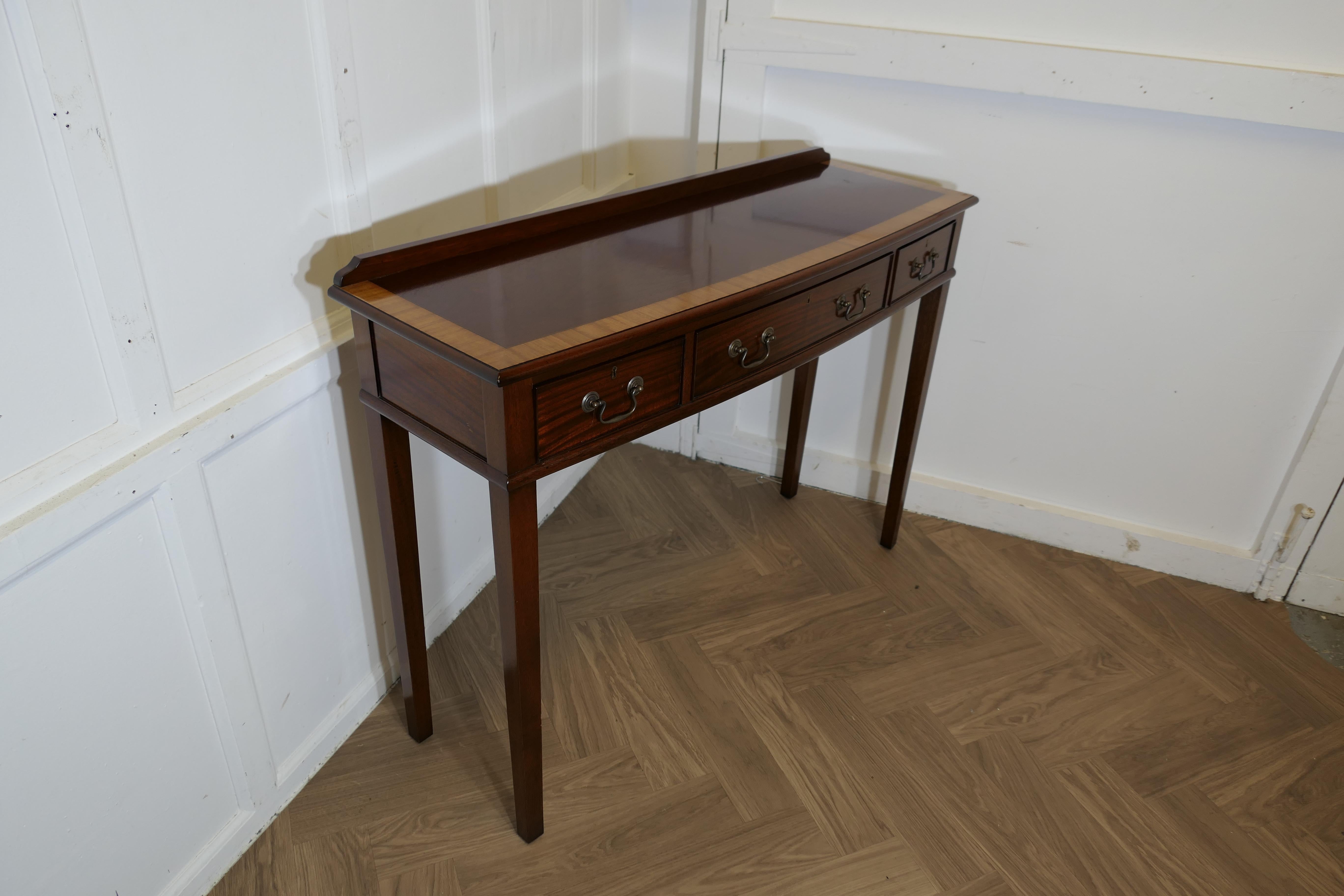 Long Hall Table, Serving Table  C'est une pièce très attrayante en vente 1