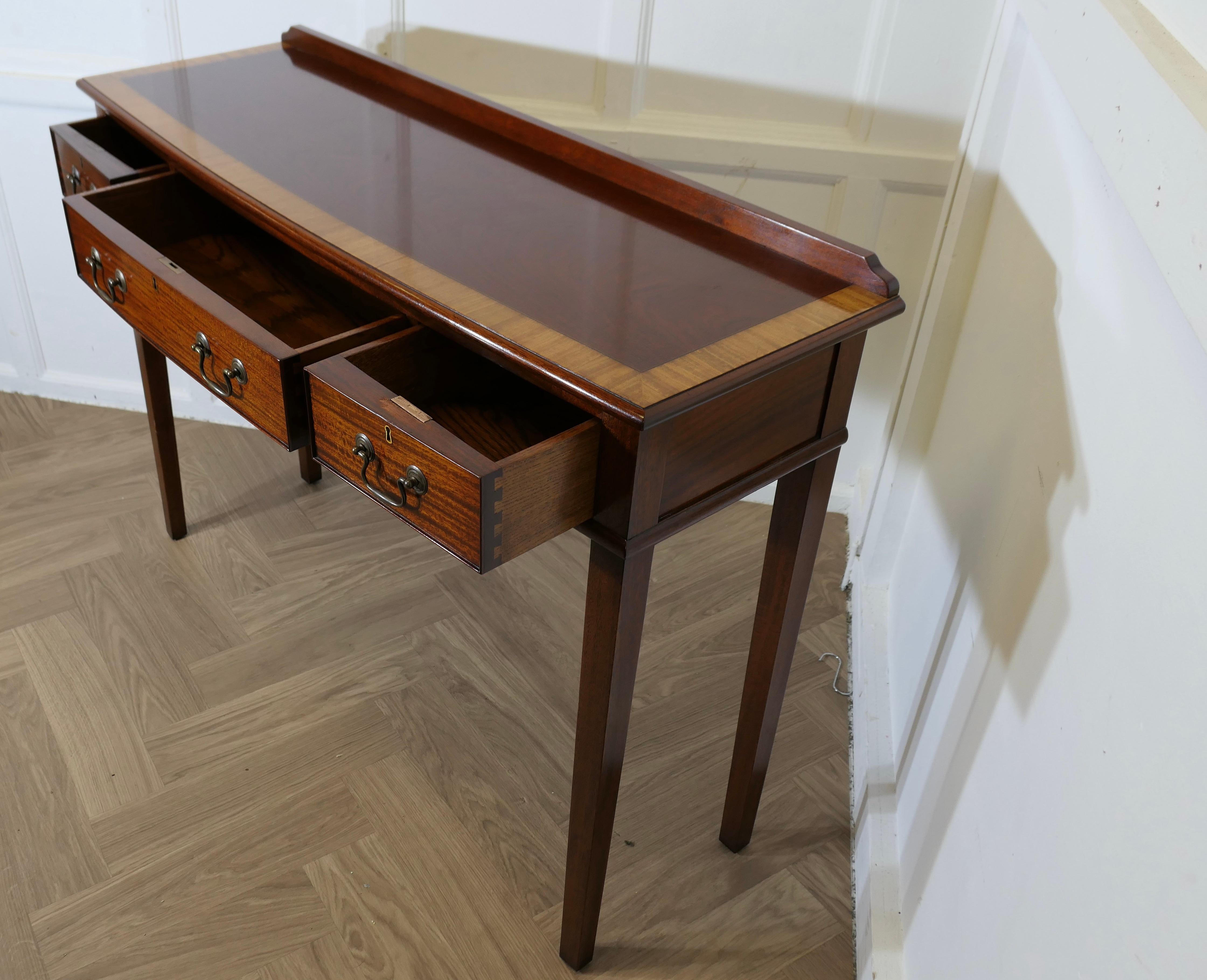 Long Hall Table, Serving Table  C'est une pièce très attrayante en vente 2