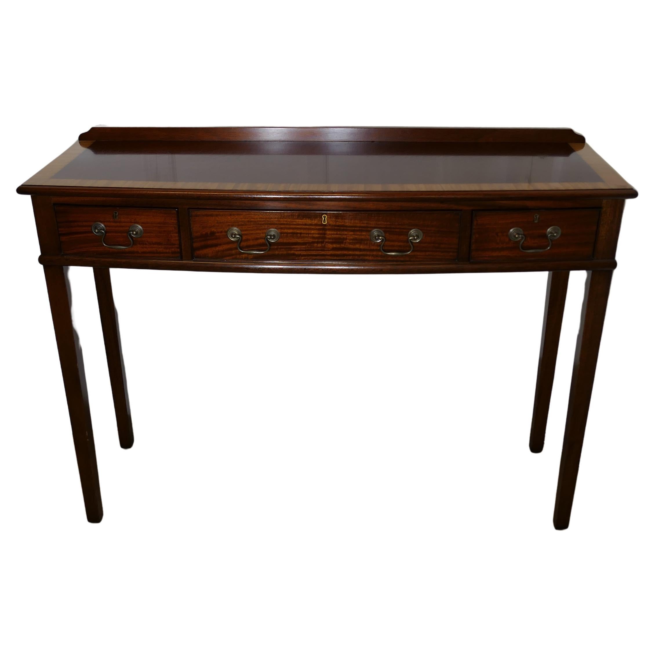 Long Hall Table, Serving Table  C'est une pièce très attrayante en vente