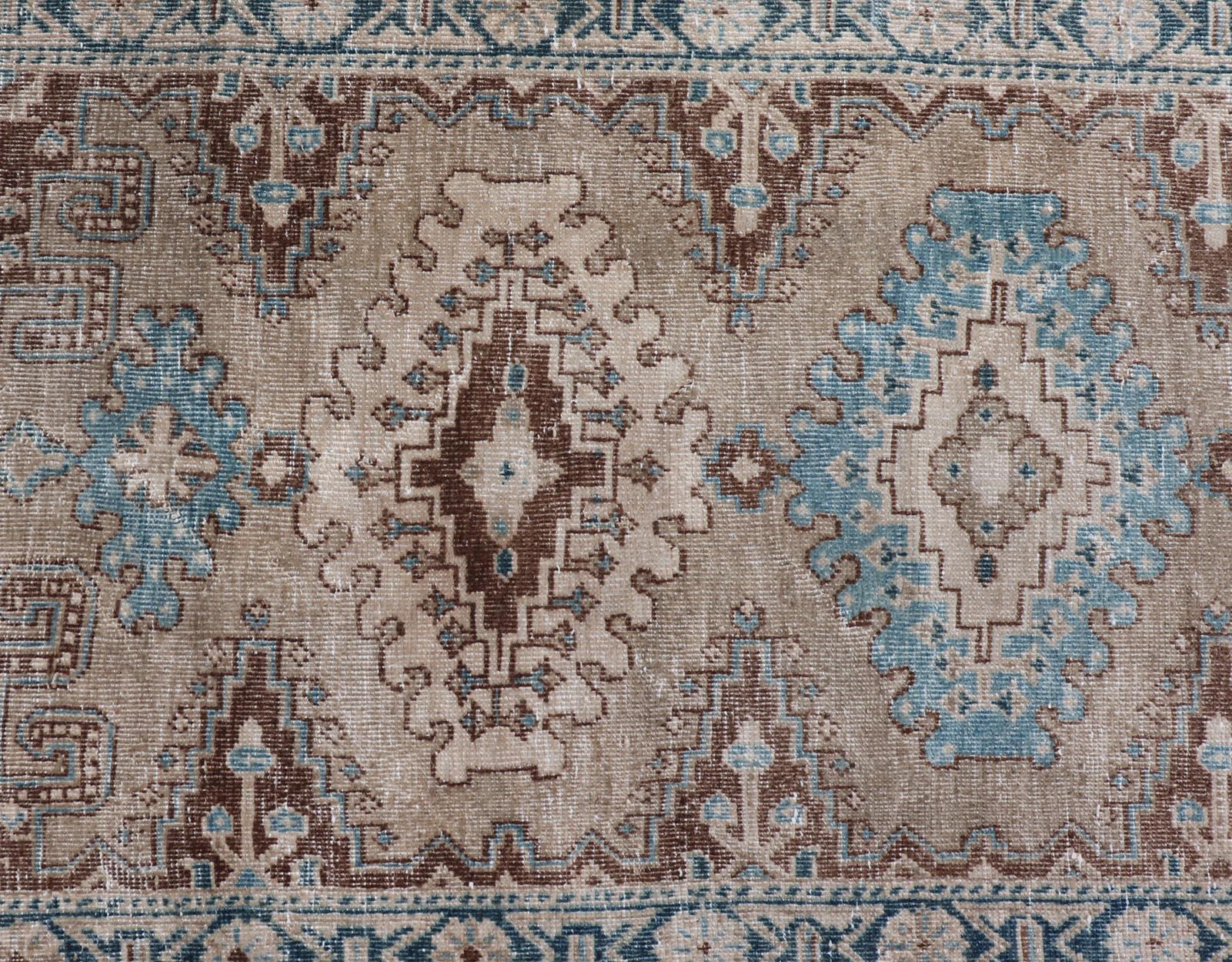 Long Hand-Knotted Antique Heriz Runner in Wool with Sub-Geometric Medallions In Good Condition For Sale In Atlanta, GA
