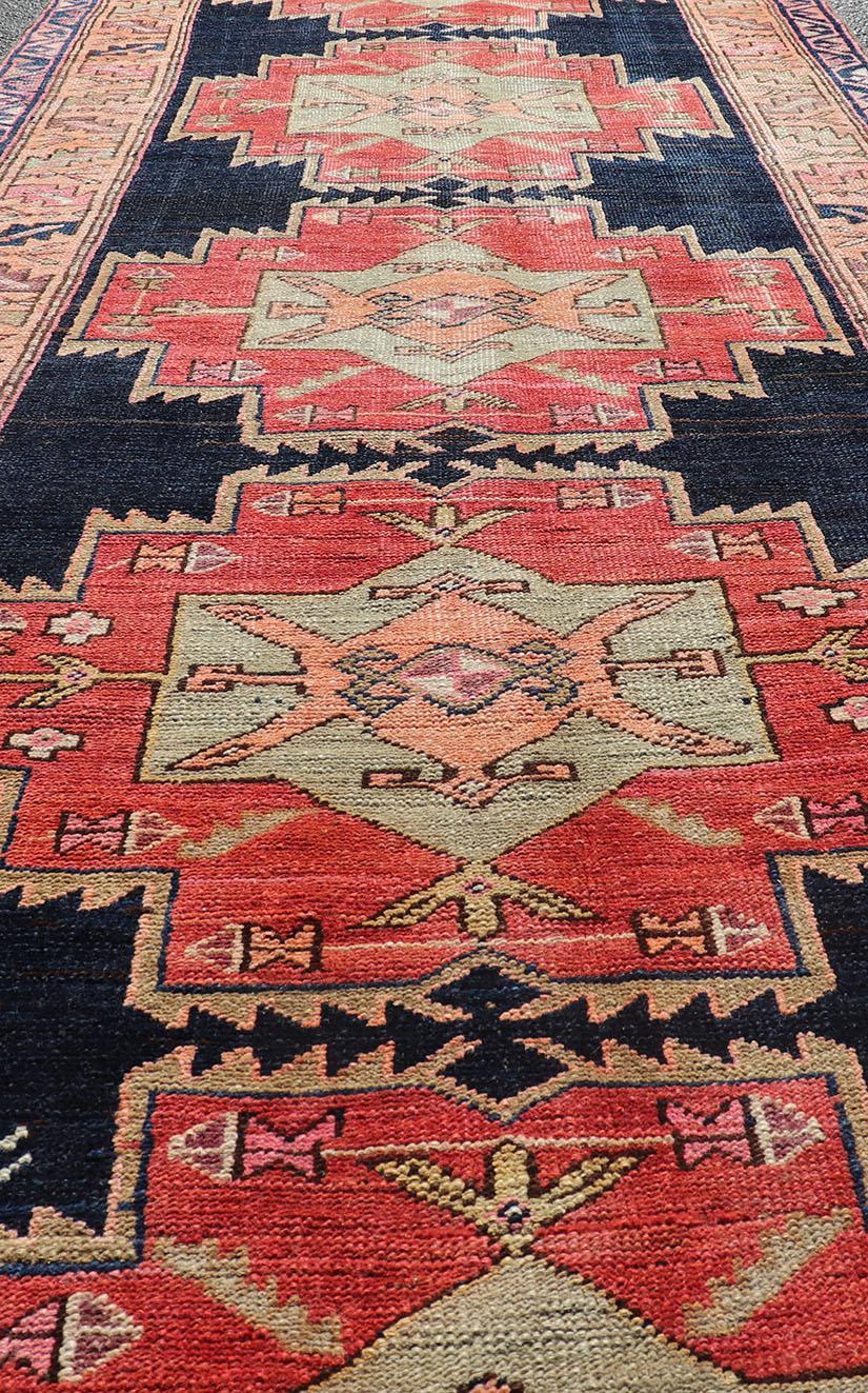 20ième siècle Long tapis de couloir persan ancien noué à la main d'Azerbaïdjan en laine avec médaillons en vente