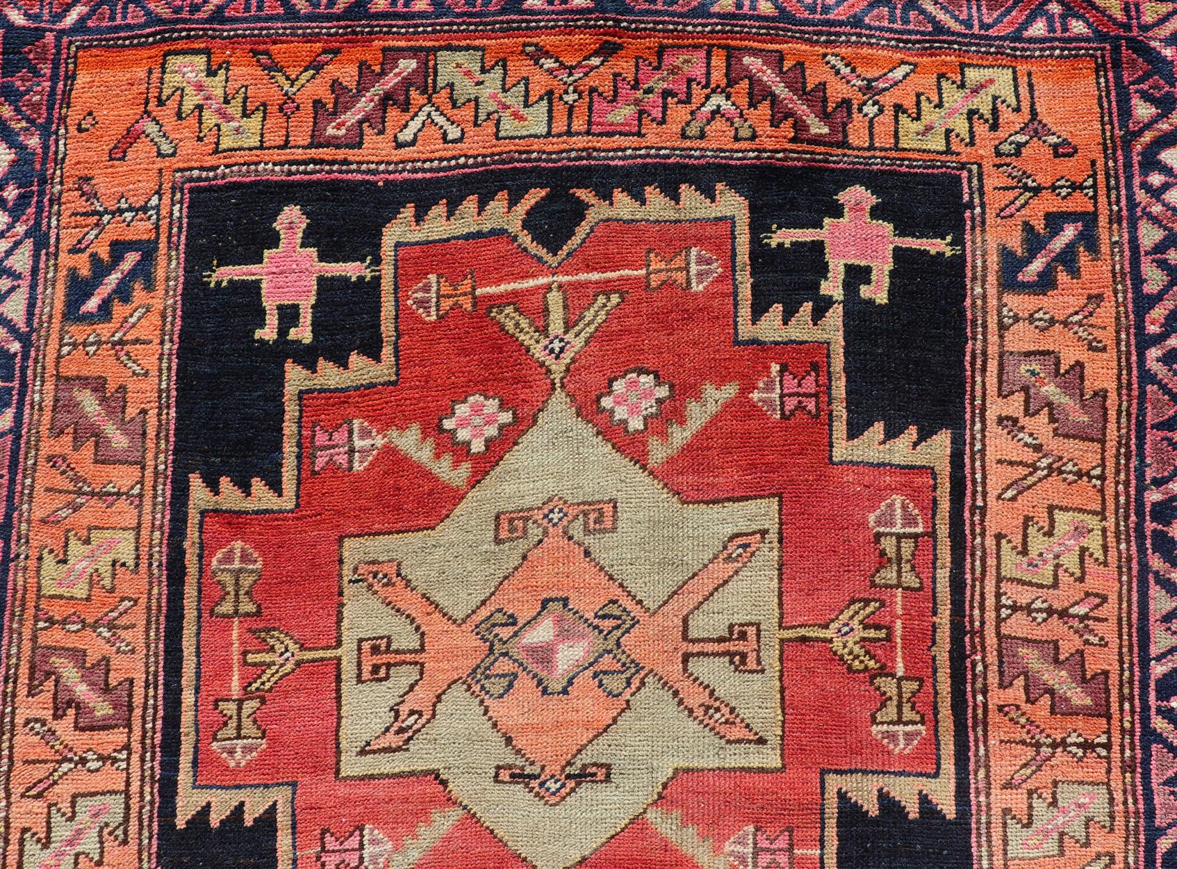 Long tapis de couloir persan ancien noué à la main d'Azerbaïdjan en laine avec médaillons en vente 1