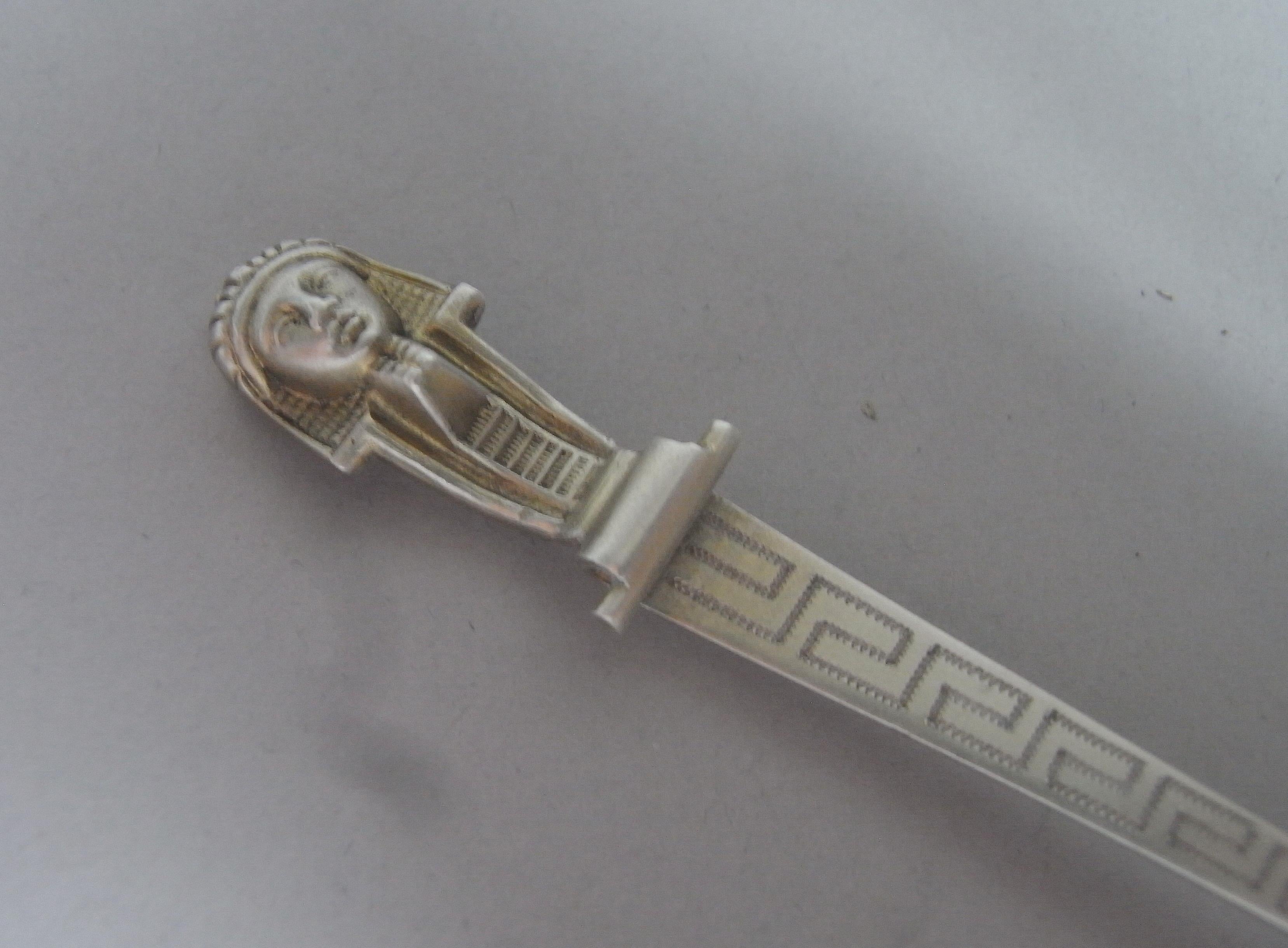 Rarissime cuillère à sucre à long manche en forme de sphinx fabriquée à Birmingham en 1880 par Hilliard & Thomason.

Cette pièce extrêmement rare est légèrement dorée et présente une extrémité et une tige finement détaillées en forme de 