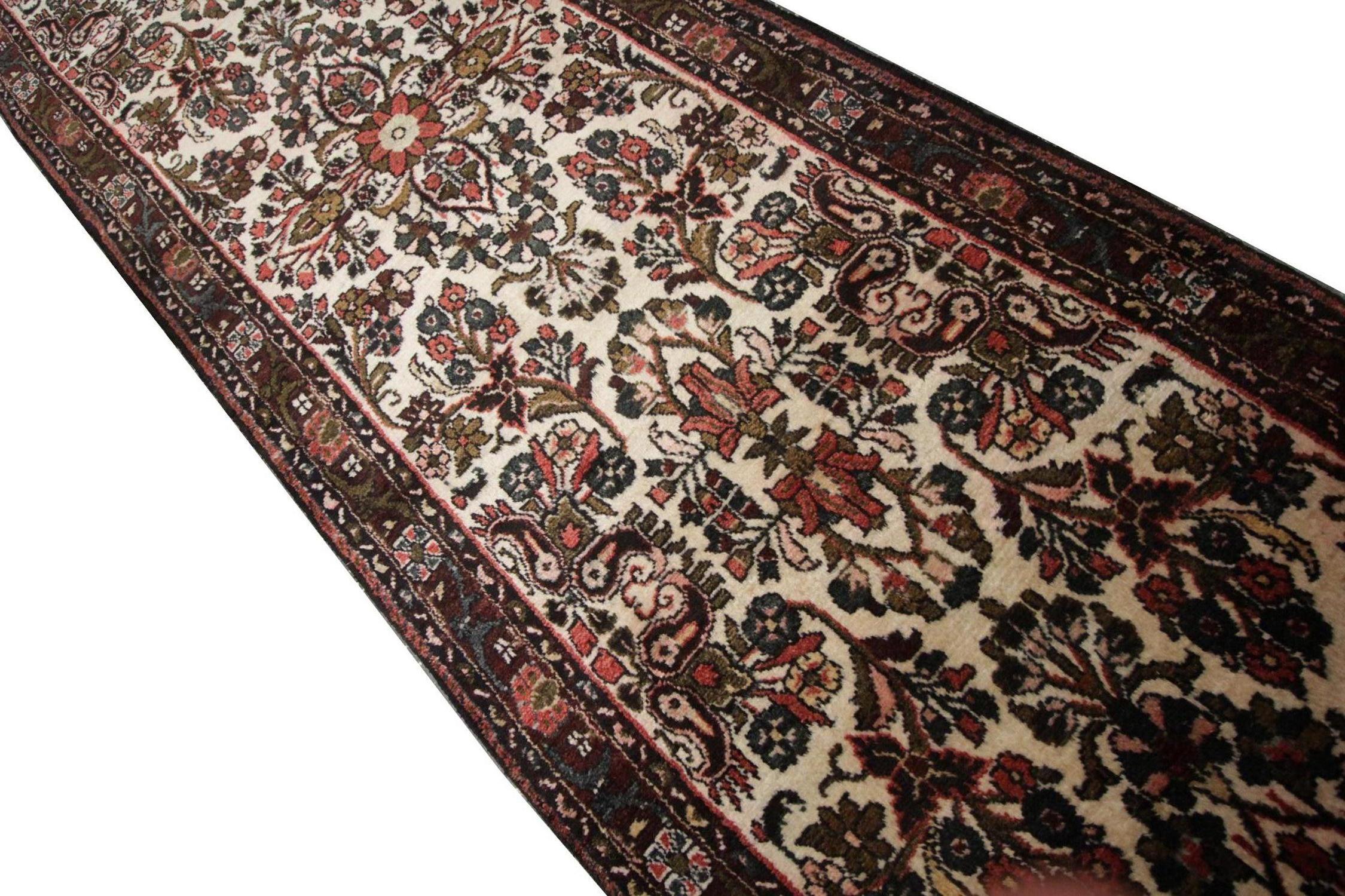 Se han entretejido intrincados arreglos florales en un patrón repetido con tonalidades verde oliva y rosa apagadas, flotando sobre un fondo de color crema, encerrado con un gran detalle. Esta alfombra de alta calidad se anudó a mano con la mejor