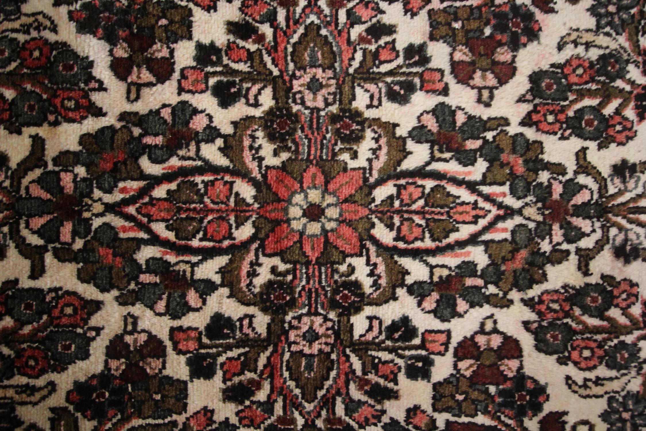 Langer handgefertigter indischer Teppich-Läufer Vintage mit Blumenmuster aus Wolle  (Handgefertigt) im Angebot
