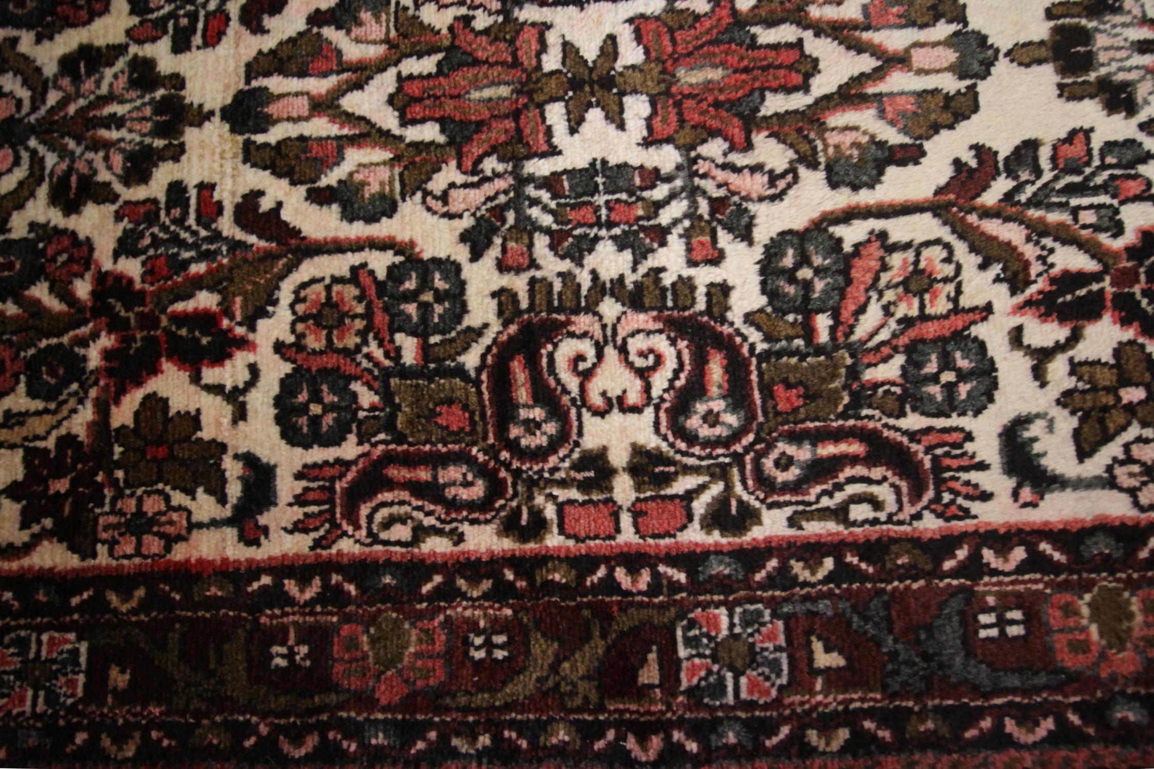 Langer handgefertigter indischer Teppich-Läufer Vintage mit Blumenmuster aus Wolle  im Zustand „Hervorragend“ im Angebot in Hampshire, GB
