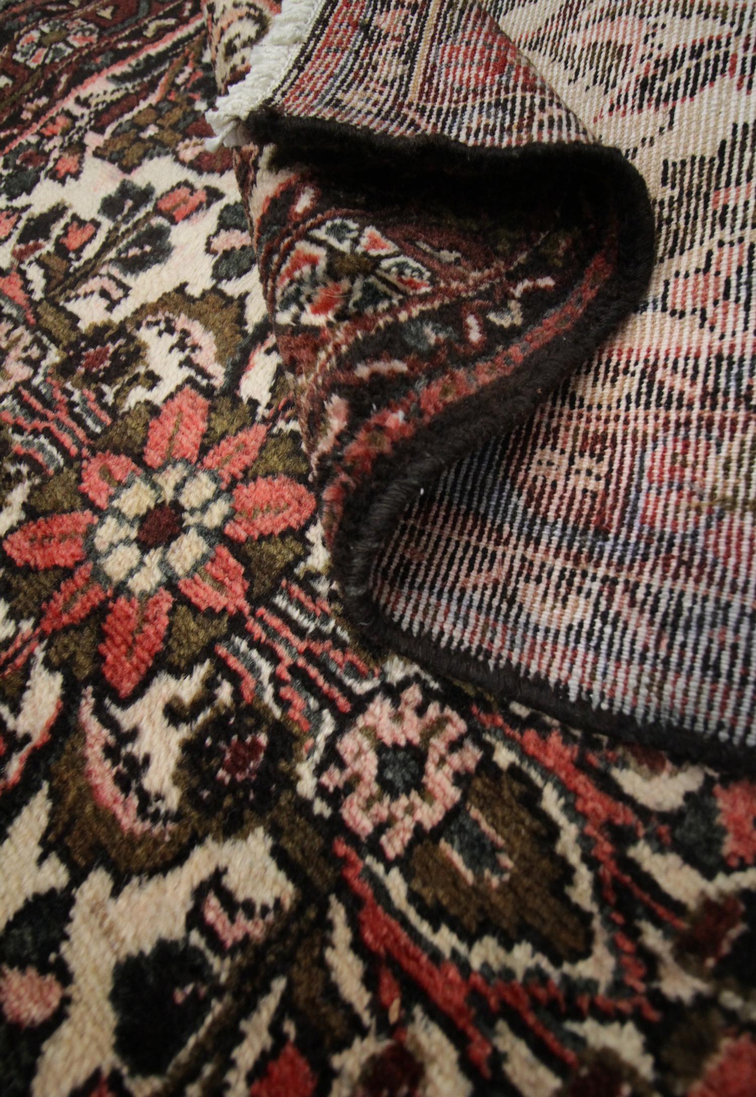 Langer handgefertigter indischer Teppich-Läufer Vintage mit Blumenmuster aus Wolle  im Angebot 1