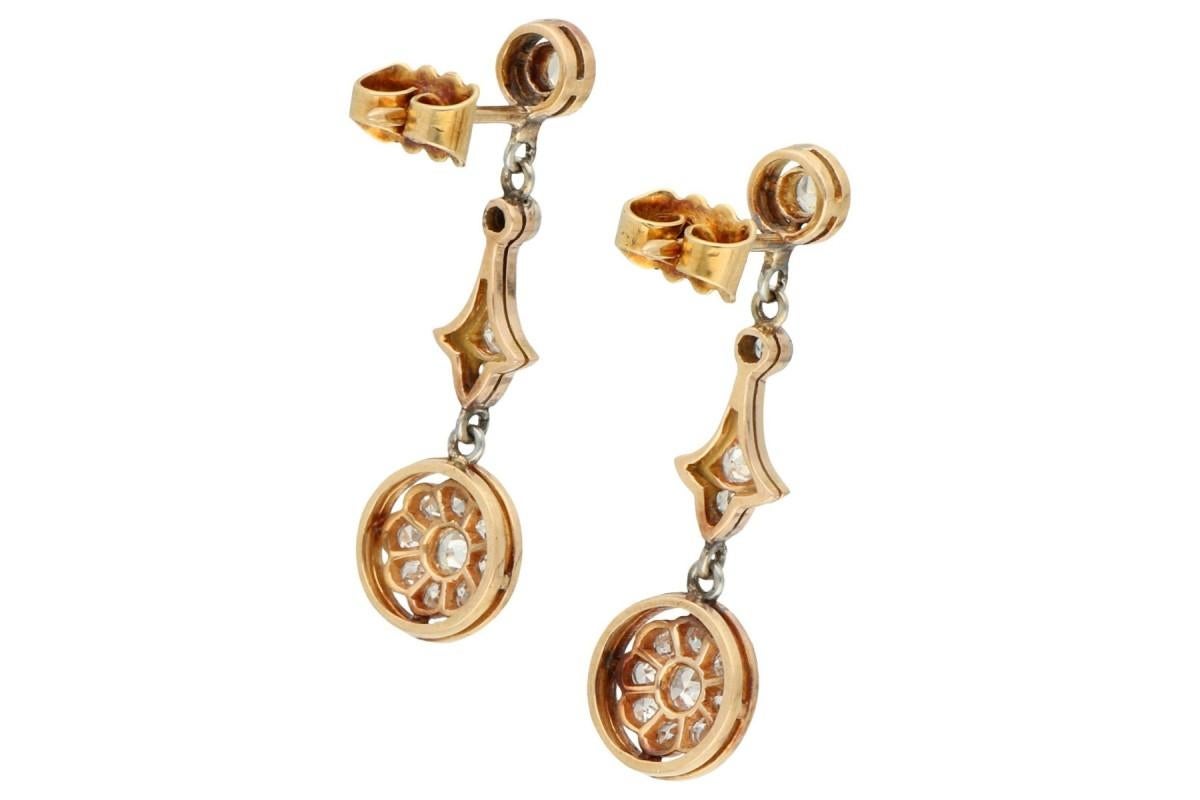 Orecchini pendenti lunghi con diamanti.

Orecchini antichi in oro 18 carati (finezza 750) e platino.

Orecchini con 26 diamanti per un peso totale di circa 0,32 ct (purezza SI - P / colore I-J).

In buone condizioni, senza danni. Classica chiusura