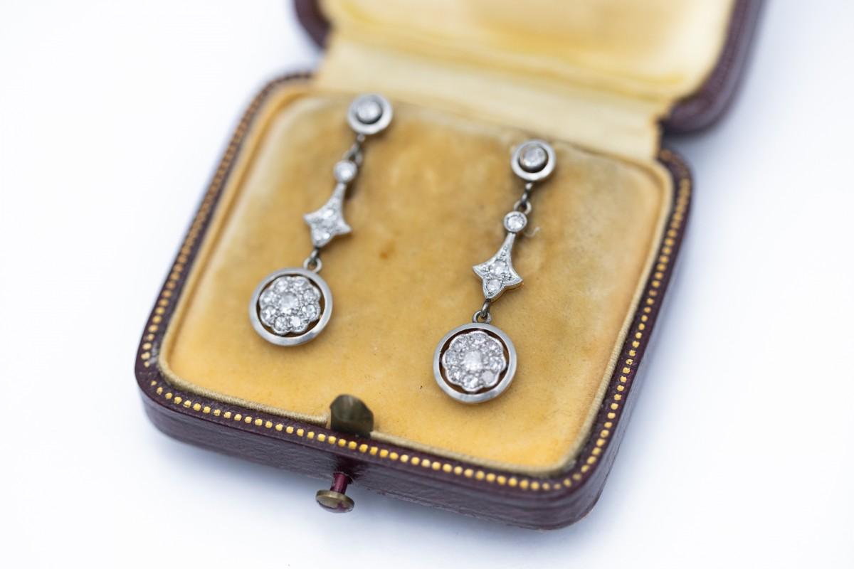 Jugendstil Orecchini pendenti lunghi in oro 18 carati e platino con diamanti. in vendita
