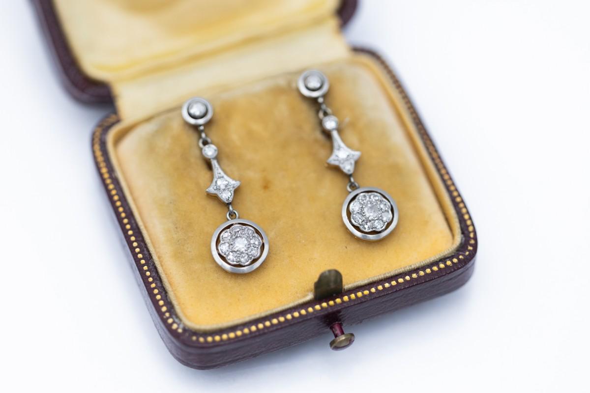 Taglio antico europeo Orecchini pendenti lunghi in oro 18 carati e platino con diamanti. in vendita